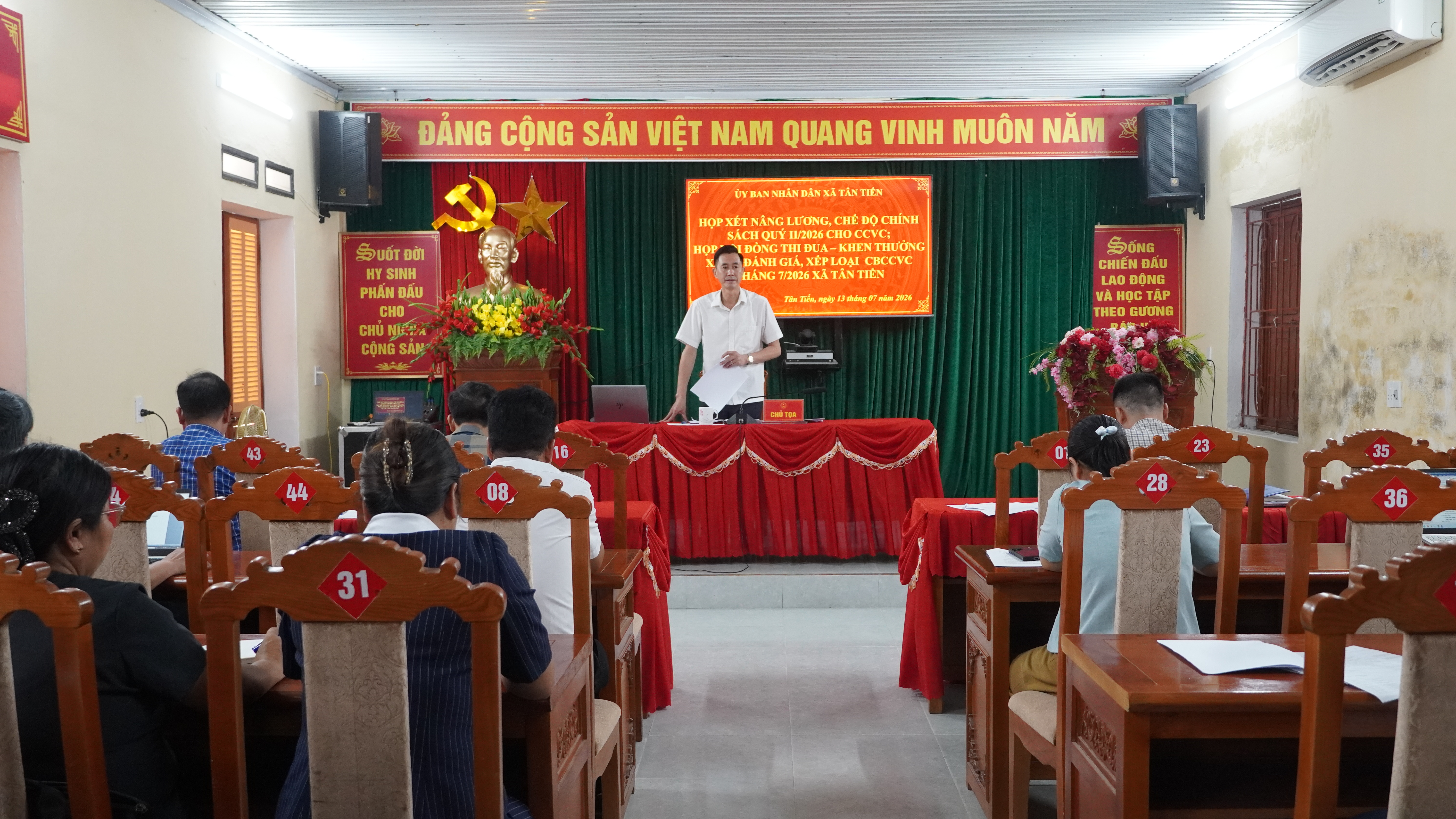 UBND xã Tân Tiến tổ chức họp xét nâng lương, chế độ chính sách quý II và họp Hội đồng Thi đua - Khen thưởng tháng 7 năm 2026