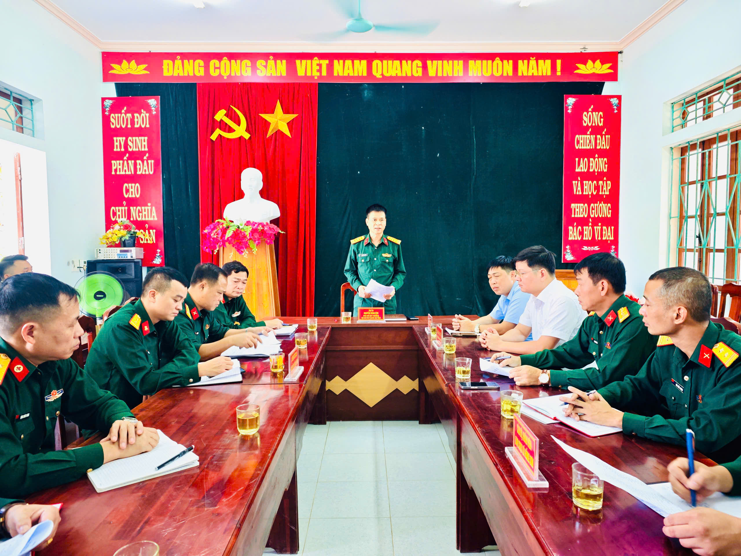 BAN CHỈ HUY QUÂN SỰ XÃ HỒNG SƠN BÀN GIAO CHỨC TRÁCH, NHIỆM VỤ CHÍNH TRỊ VIÊN BAN CHỈ HUY QUÂN SỰ XÃ