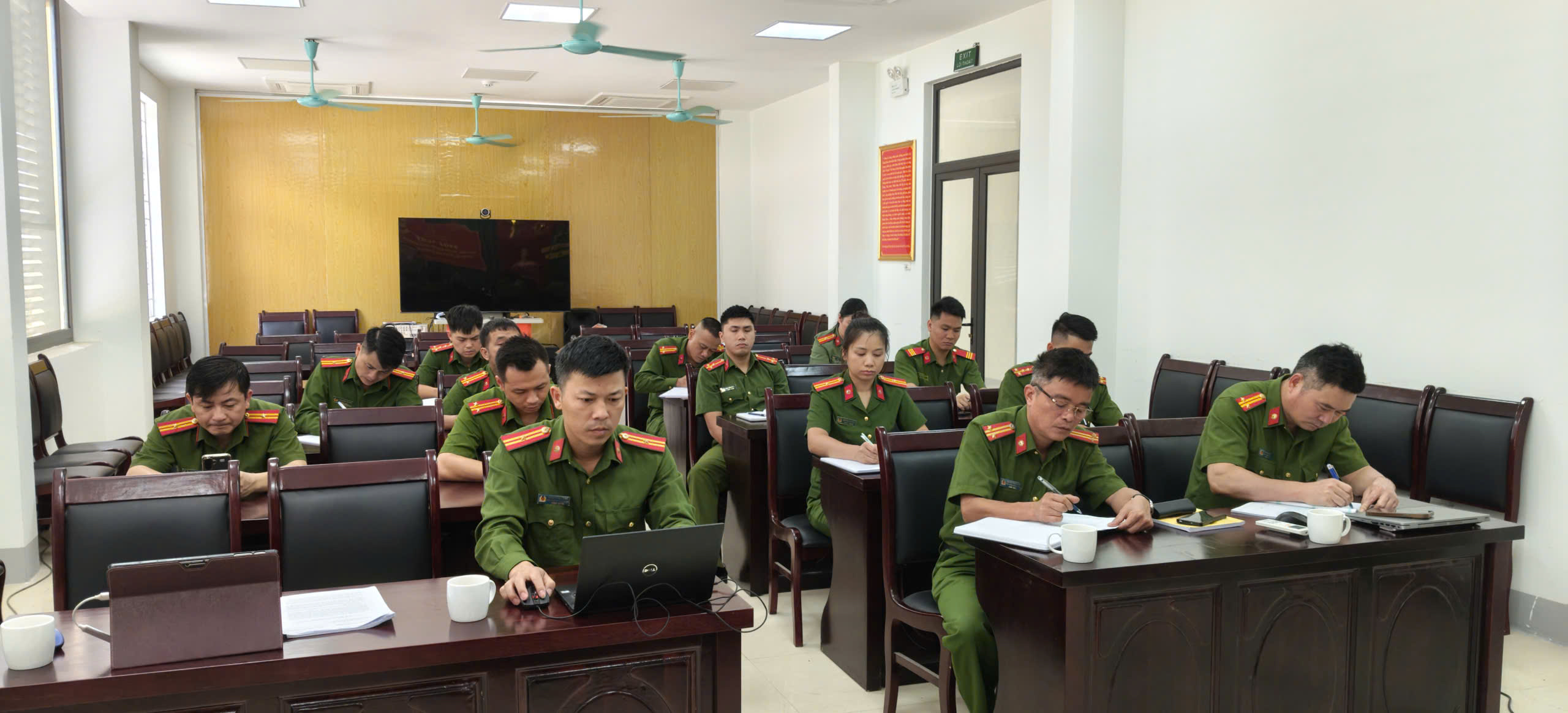 KIỂM TRA CÔNG TÁC NGHIỆP VỤ CƠ BẢN ĐỐI VỚI CÁN BỘ CHIẾN SĨ