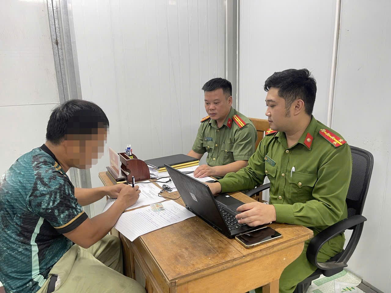 CÔNG AN XÃ HÙNG LỢI LÀM VIỆC VỚI NGƯỜI BÌNH LUẬN THÔNG TIN KHÔNG ĐÚNG SỰ THẬT TRÊN MẠNG XÃ HỘI