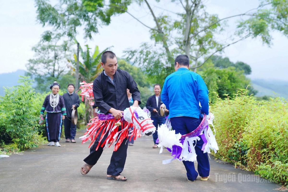 The Nung People’s Paper Horse Dance