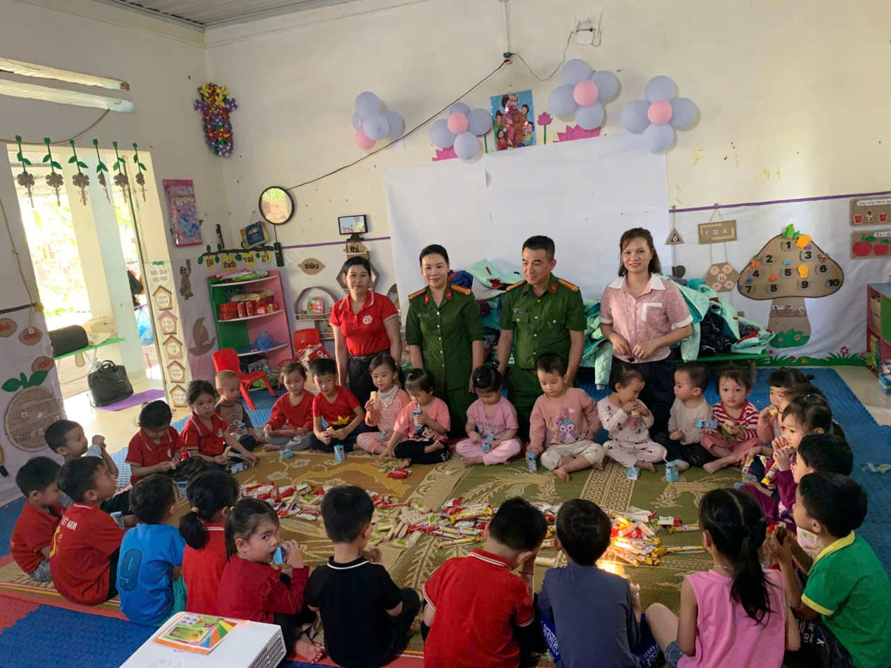 NHỮNG MÓN QUÀ NHỎ – CÔNG AN XÃ BẰNG HÀNH SẺ CHIA YÊU THƯƠNG VỚI TRẺ EM ĐIỂM TRƯỜNG TÂN ĐIỀN