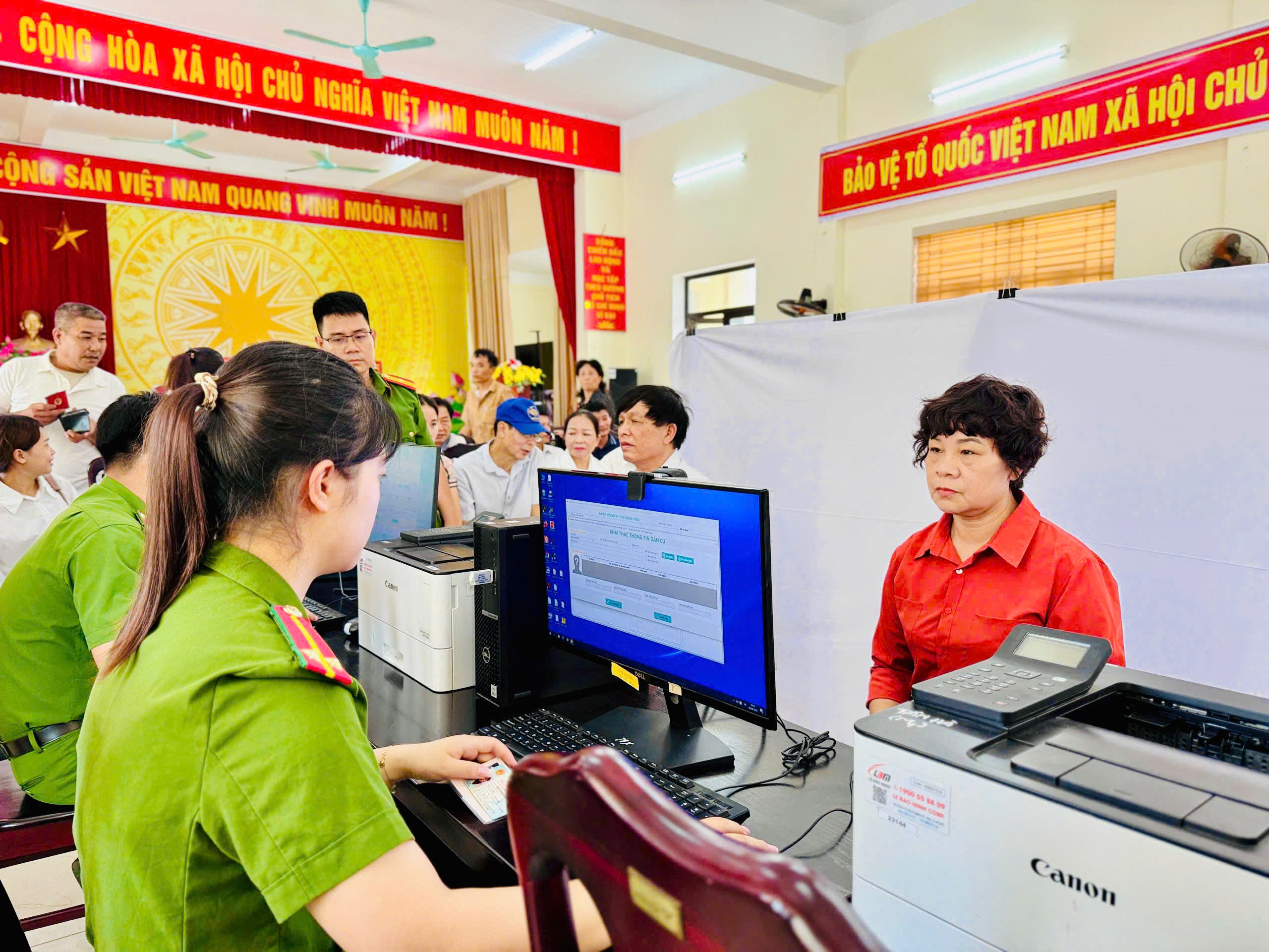 CÔNG AN PHƯỜNG MINH XUÂN TRIỂN KHAI CAO ĐIỂM ĐỔI THẺ ĐẢNG VIÊN TRÊN NỀN TẢNG CƠ SỞ DỮ LIỆU QUỐC GIA VỀ DÂN CƯ