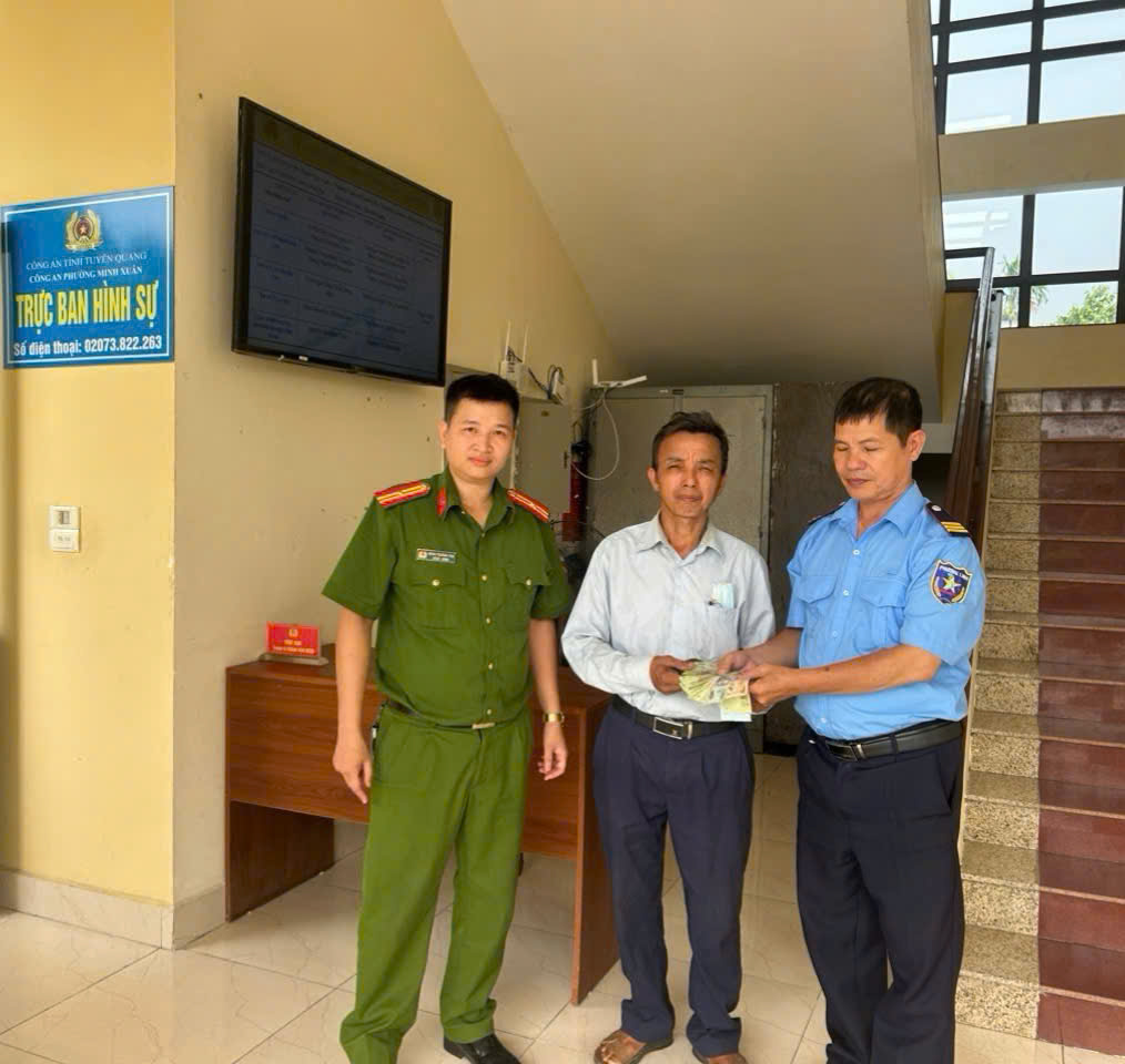 CÔNG AN PHƯỜNG MINH XUÂN HỖ TRỢ TRAO TRẢ TÀI SẢN CHO NGƯỜI ĐÁNH RƠI