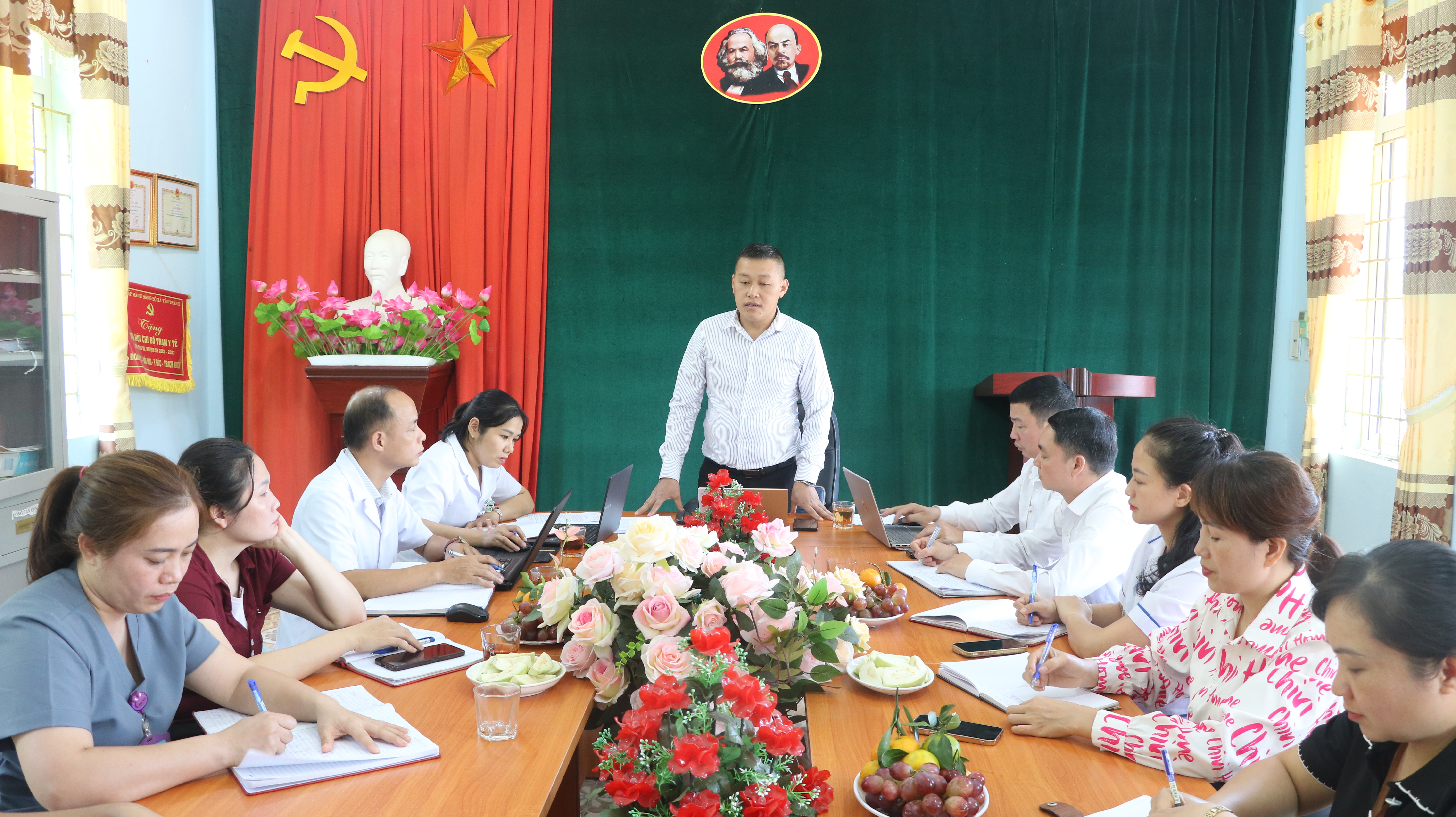 Lãnh đạo UBND xã Yên Thành làm việc với Trạm Y tế xã