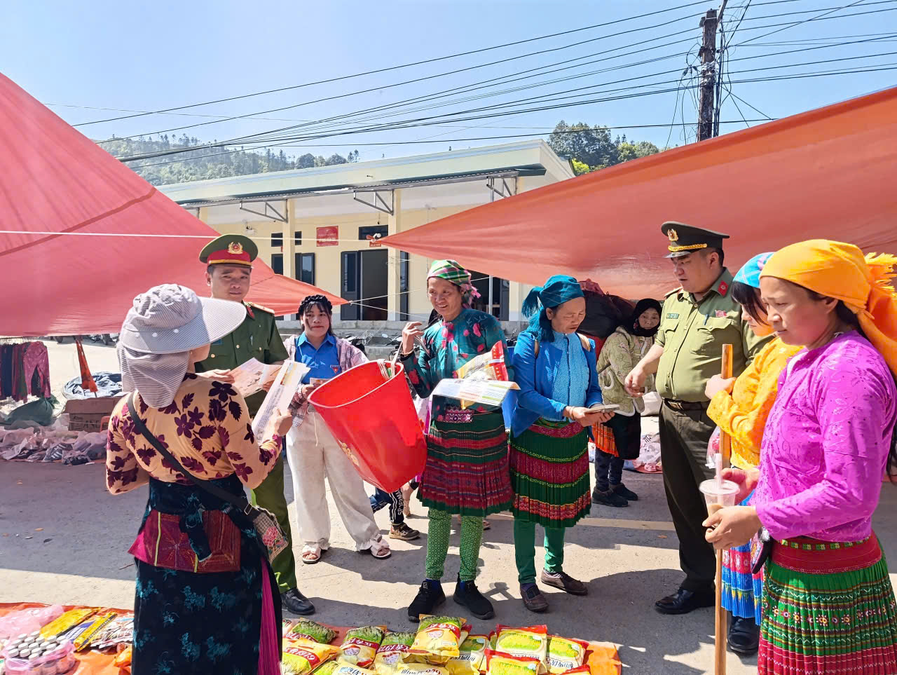 CÔNG AN XÃ BIÊN GIỚI SƠN VĨ ĐẨY MẠNH TUYÊN TRUYỀN PHÒNG CHỐNG TỘI PHẠM TẠI CHỢ PHIÊN