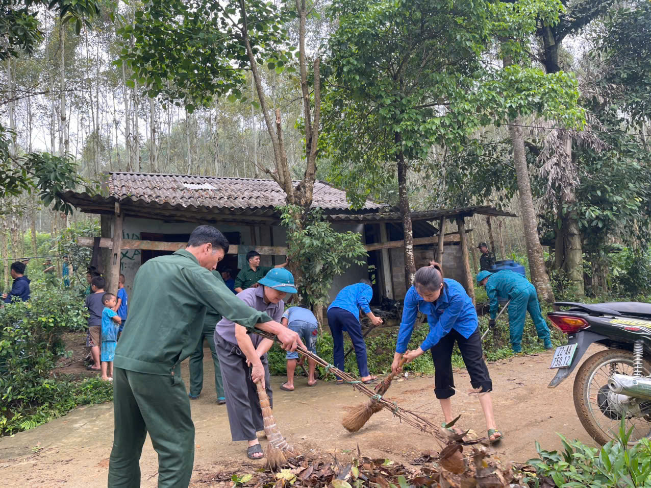 Mặt trận Tổ quốc và các đoàn thể xã Giáp Trung tổ chức hoạt động tri ân, hỗ trợ dọn vệ sinh nhà ở cho gia đình chính sách nhân dịp 27/7.