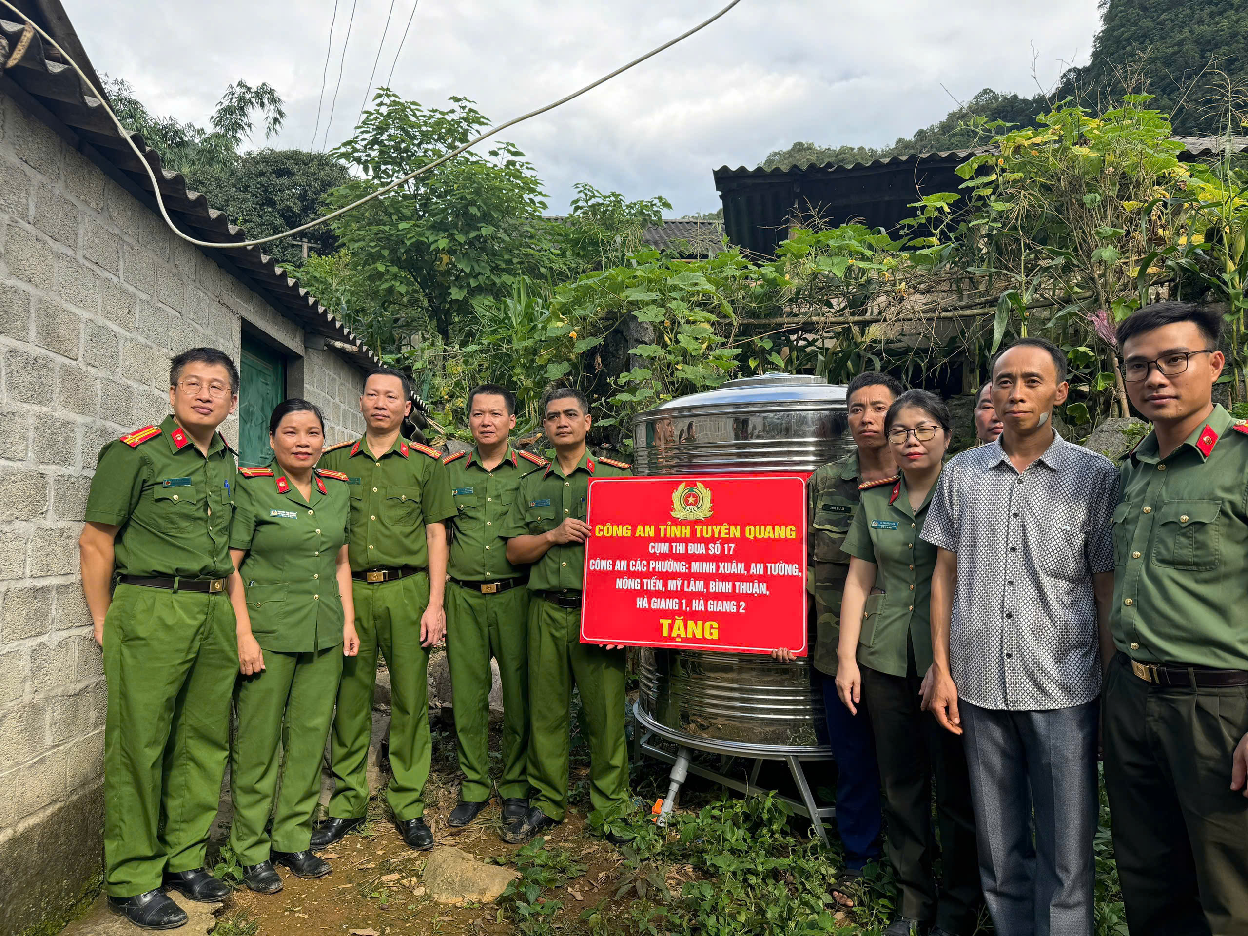 CỤM THI ĐUA SỐ 17 CÔNG AN TỈNH TUYÊN QUANG ĐỒNG HÀNH CÙNG NGƯỜI DÂN XÃ BIÊN GIỚI