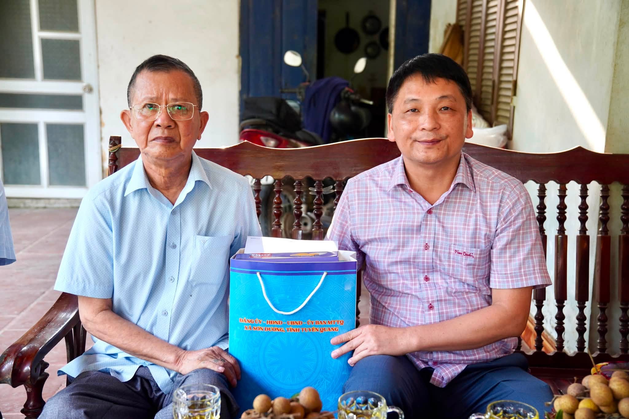 Đồng chí Chủ tịch UBND xã Phùng Việt Hưng thăm, tặng quà người có công nhân dịp kỷ niệm 79 năm Ngày Thương binh - Liệt sĩ