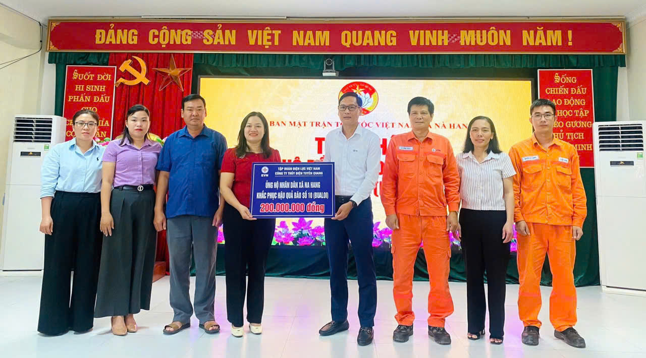 Công ty Thủy điện Tuyên Quang trao 200 triệu đồng hỗ trợ nhân dân xã Nà Hang khắc phục hậu quả thiên tai