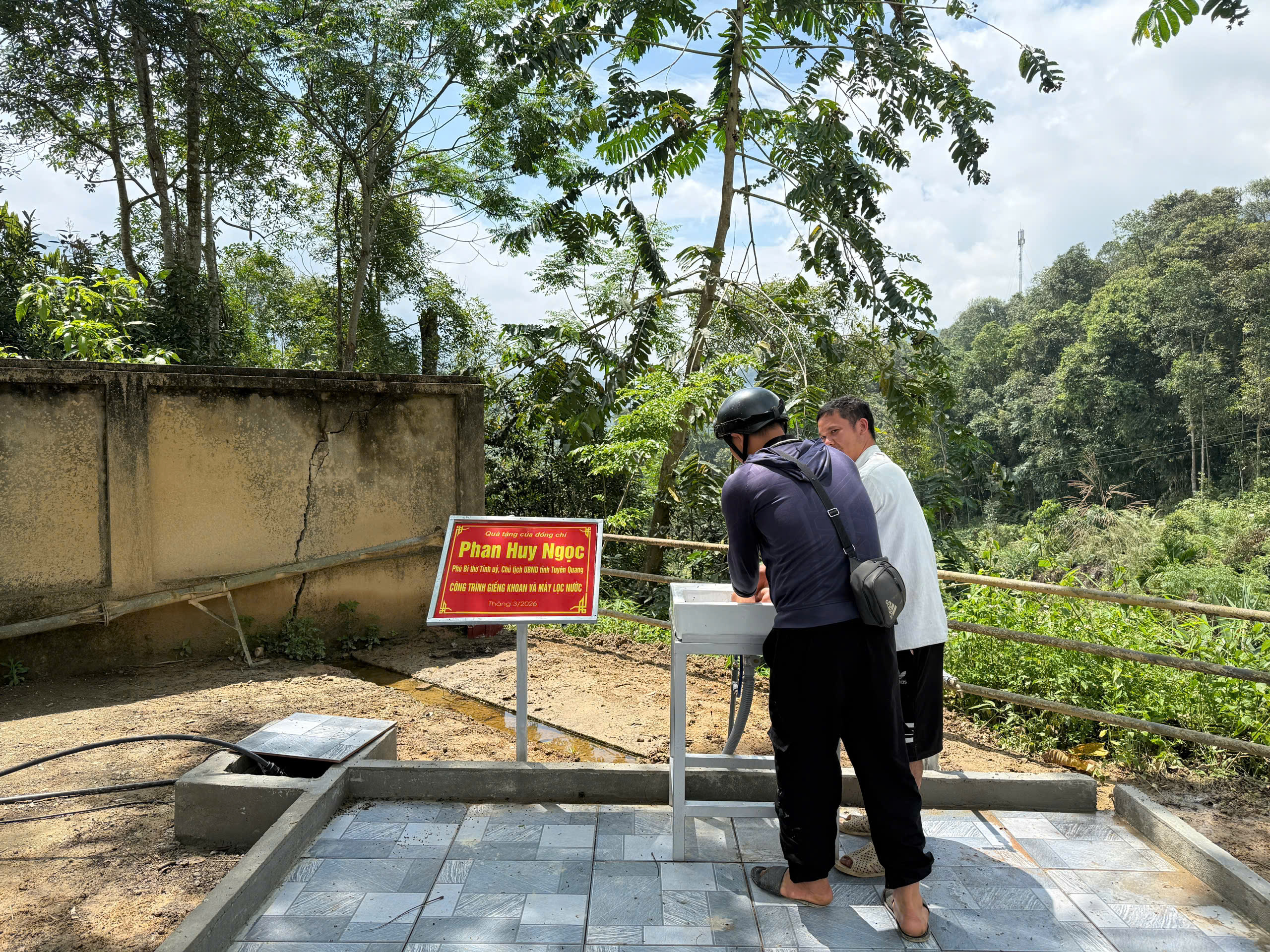 Phó Bí thư Tỉnh ủy, Chủ tịch UBND tỉnh Phan Huy Ngọc trao tặng công trình giếng khoan và máy lọc nước tại xã