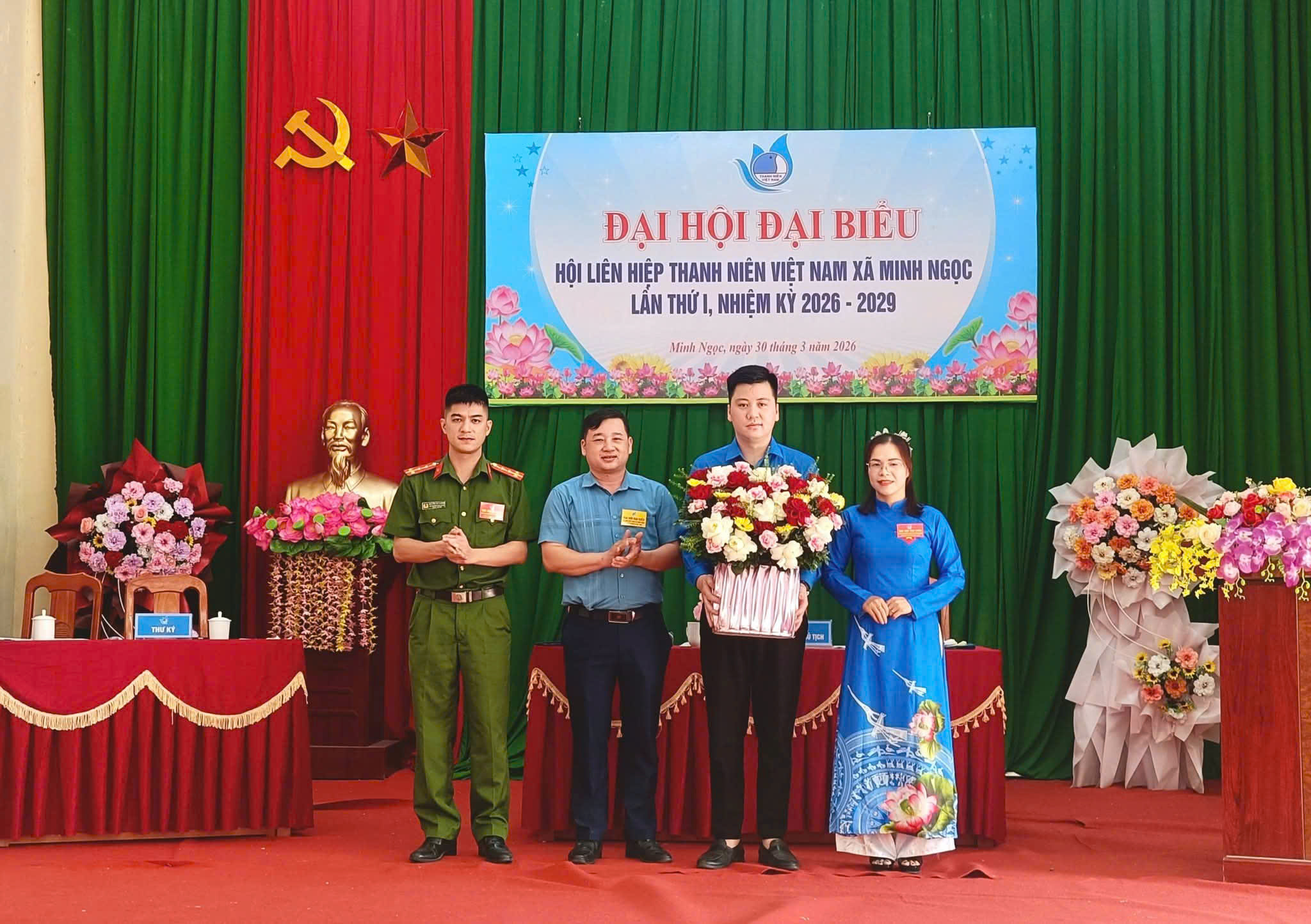 L&atilde;nh đạo tặng hoa chức mừng.jpg
