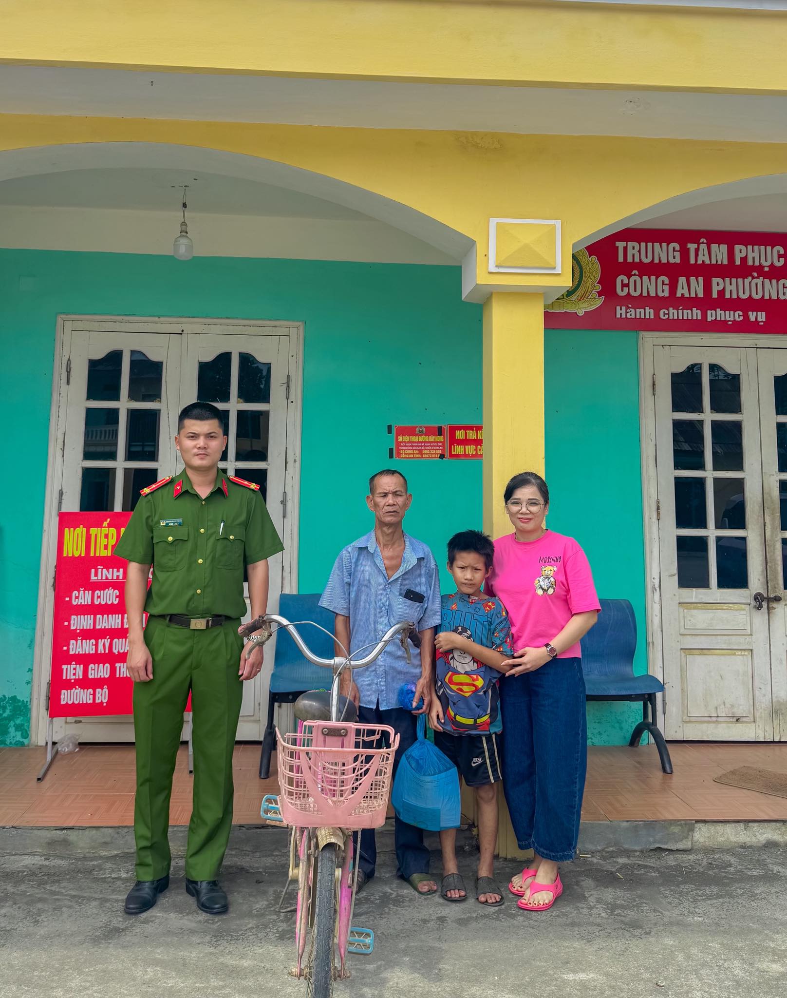 CÔNG AN PHƯỜNG AN TƯỜNG TRAO TRẢ TRẺ LẠC VỀ GIA ĐÌNH 