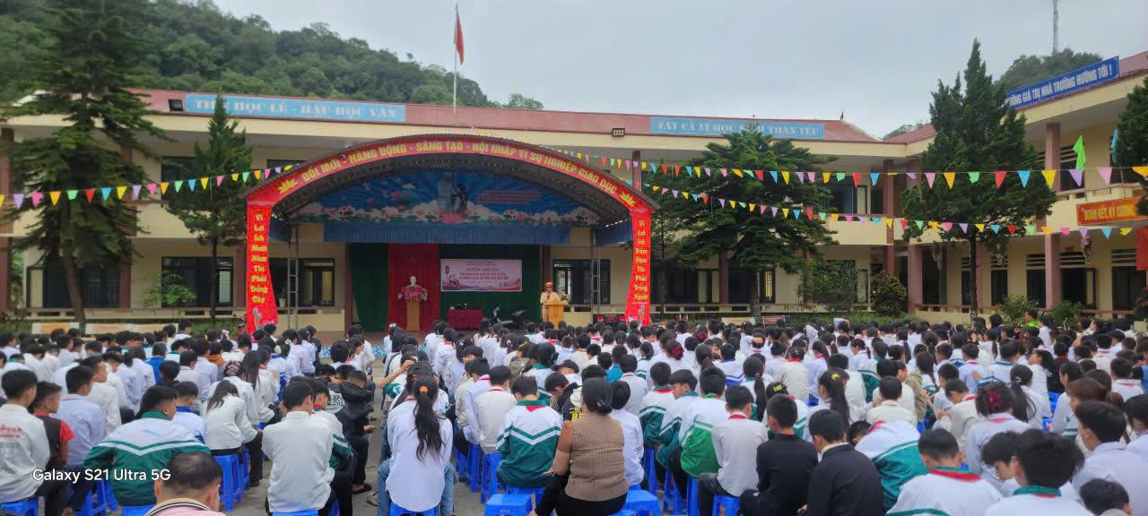 CÔNG AN XÃ NGHĨA THUẬN PHỐI HỢP TUYÊN TRUYỀN AN TOÀN GIAO THÔNG VÀ PHỔ BIẾN PHÁP LUẬT CHO HỌC SINH 