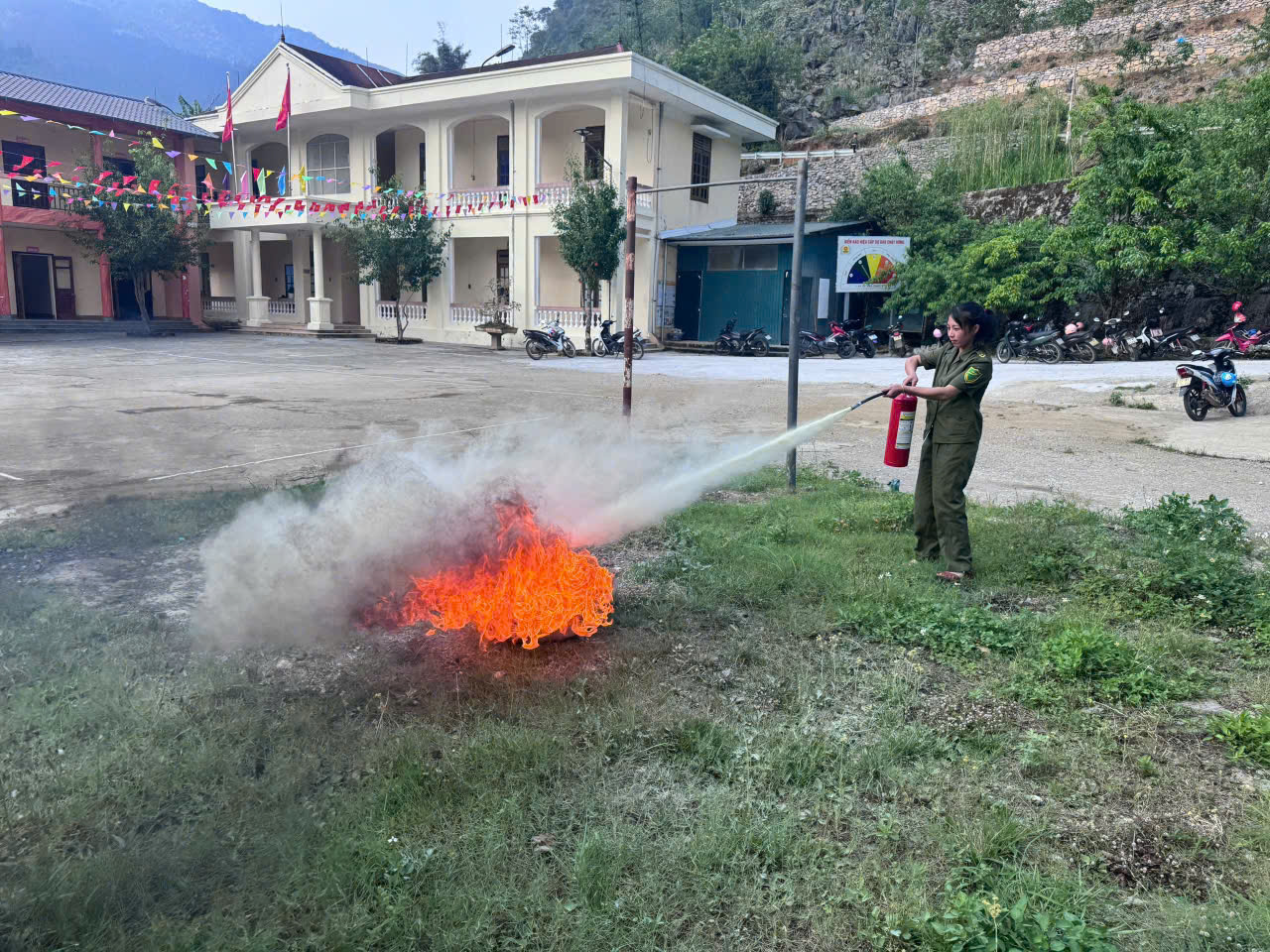CÔNG AN XÃ LŨNG CÚ TỔ CHỨC HOẠT ĐỘNG TRẢI NGHIỆM PHÒNG CHÁY, CHỮA CHÁY