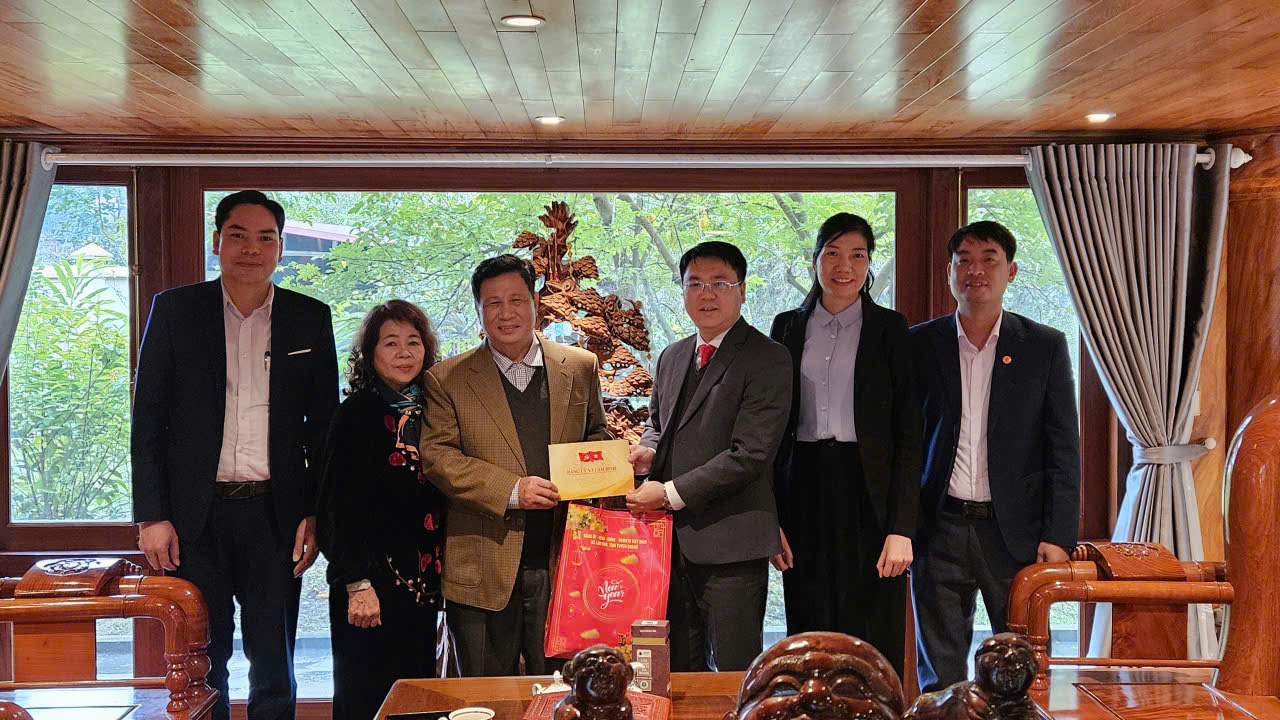 Đồng chí Tô Viết Hiệp, Bí thư Đảng ủy xã chúc Tết nguyên Bí thư Tỉnh ủy Tuyên Quang Nguyễn Sáng Vang