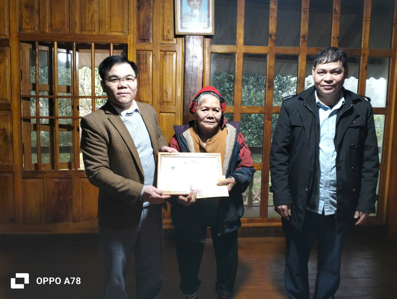 Phó Chủ tịch UBND xã Giáp Trung Nông Thanh Phúc thăm tặng quà Người cao tuổi trên địa bàn xã.