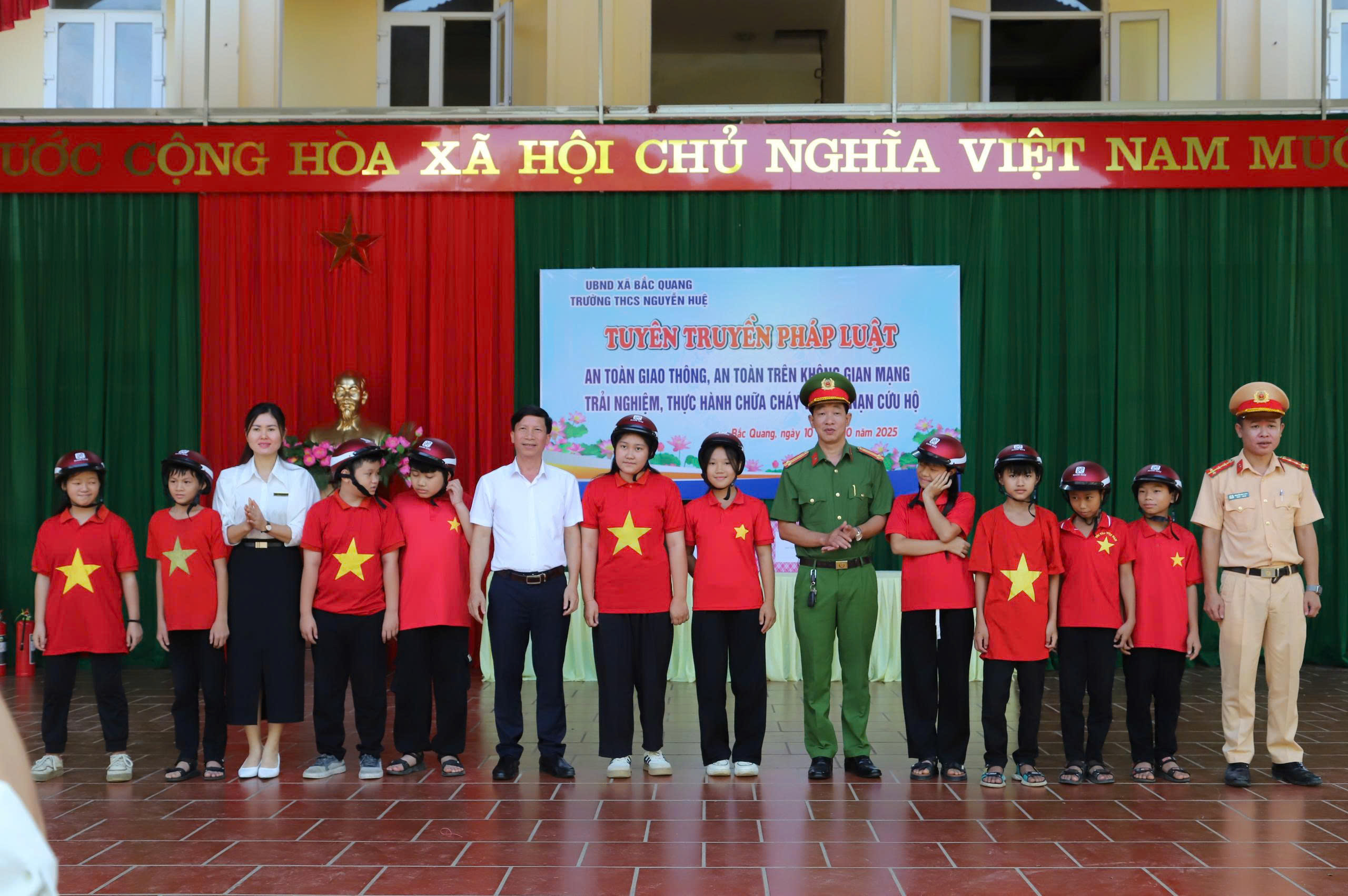 TUYÊN TRUYỀN AN TOÀN GIAO THÔNG, AN TOÀN KHÔNG GIAN MẠNG VÀ PHÒNG CHÁY CHỮA CHÁY TRONG HỌC ĐƯỜNG