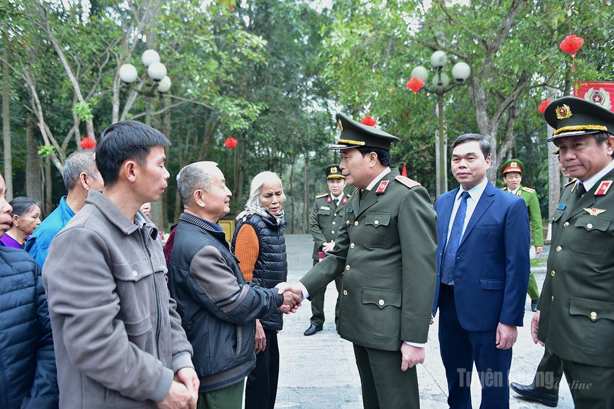 Đảng uỷ Công an Trung ương, Bộ Công an tặng quà gia đình chính sách, người có công với cách mạng và hộ nghèo xã Minh Thanh và xã Tân Trào