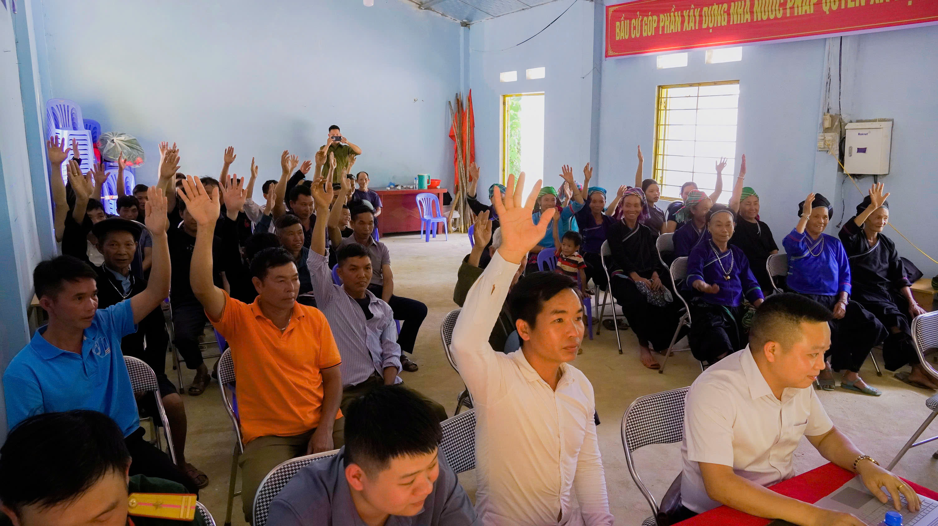 lấy ý kiến sáp nhập thôn Lùng Vai (3).jpg