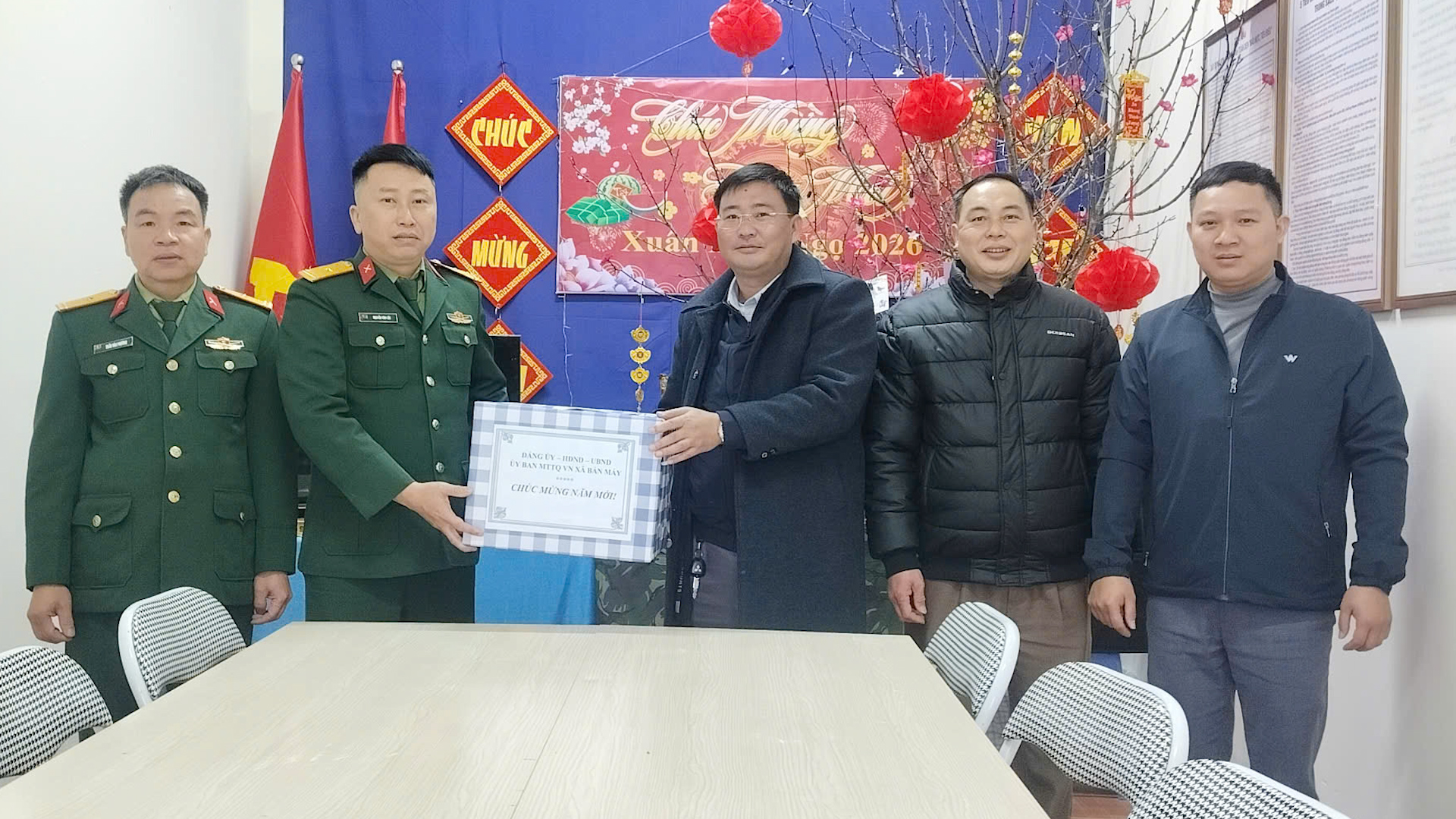 LÃNH ĐẠO XÃ BẢN MÁY THĂM, ĐỘNG VIÊN CÁC ĐƠN VỊ TRỰC TẾT NGUYÊN ĐÁN