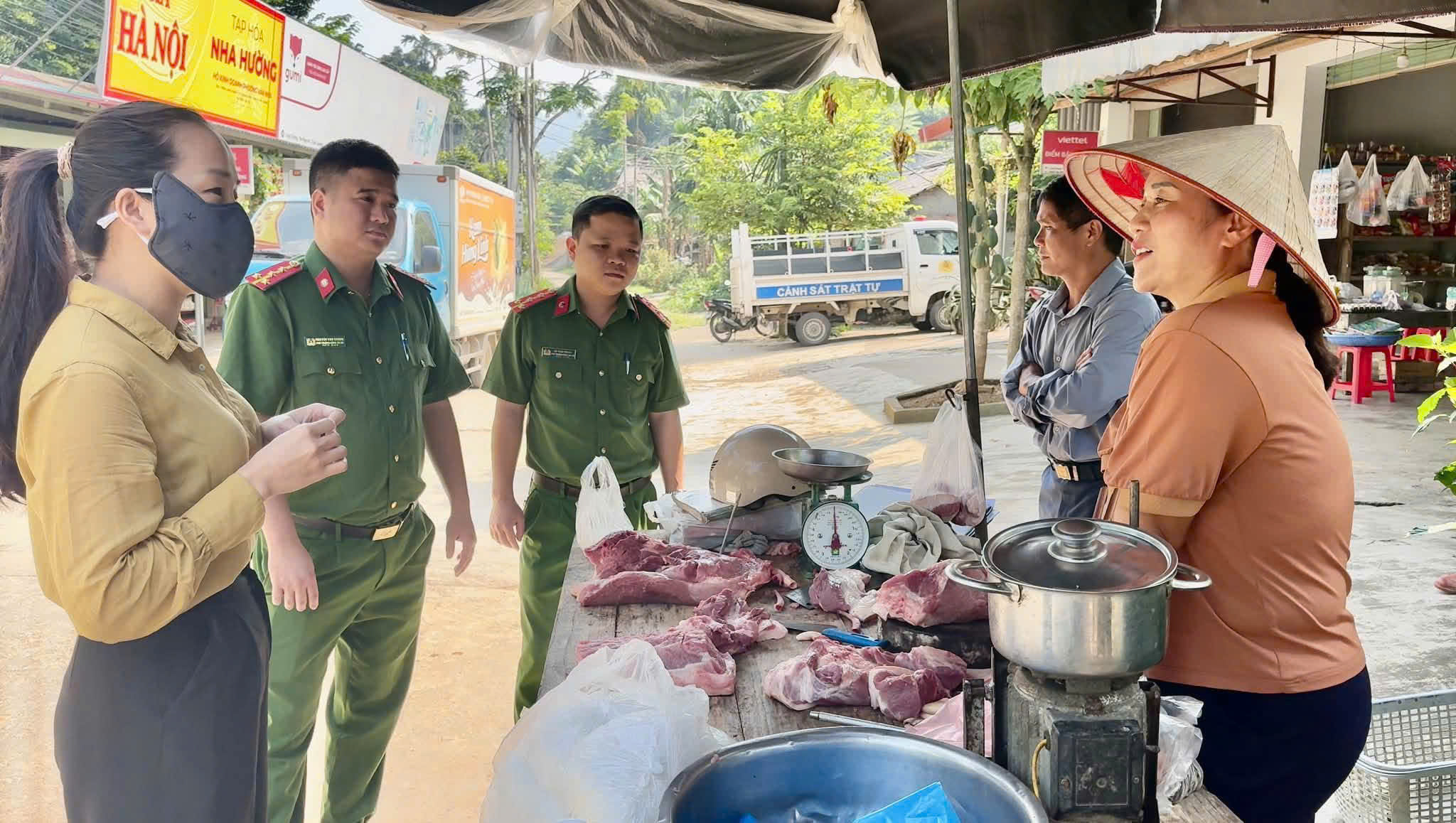 CÔNG AN XÃ YÊN NGUYÊN PHỐI HỢP KIỂM TRA, PHÒNG NGỪA DỊCH TẢ LỢN CHÂU PHI