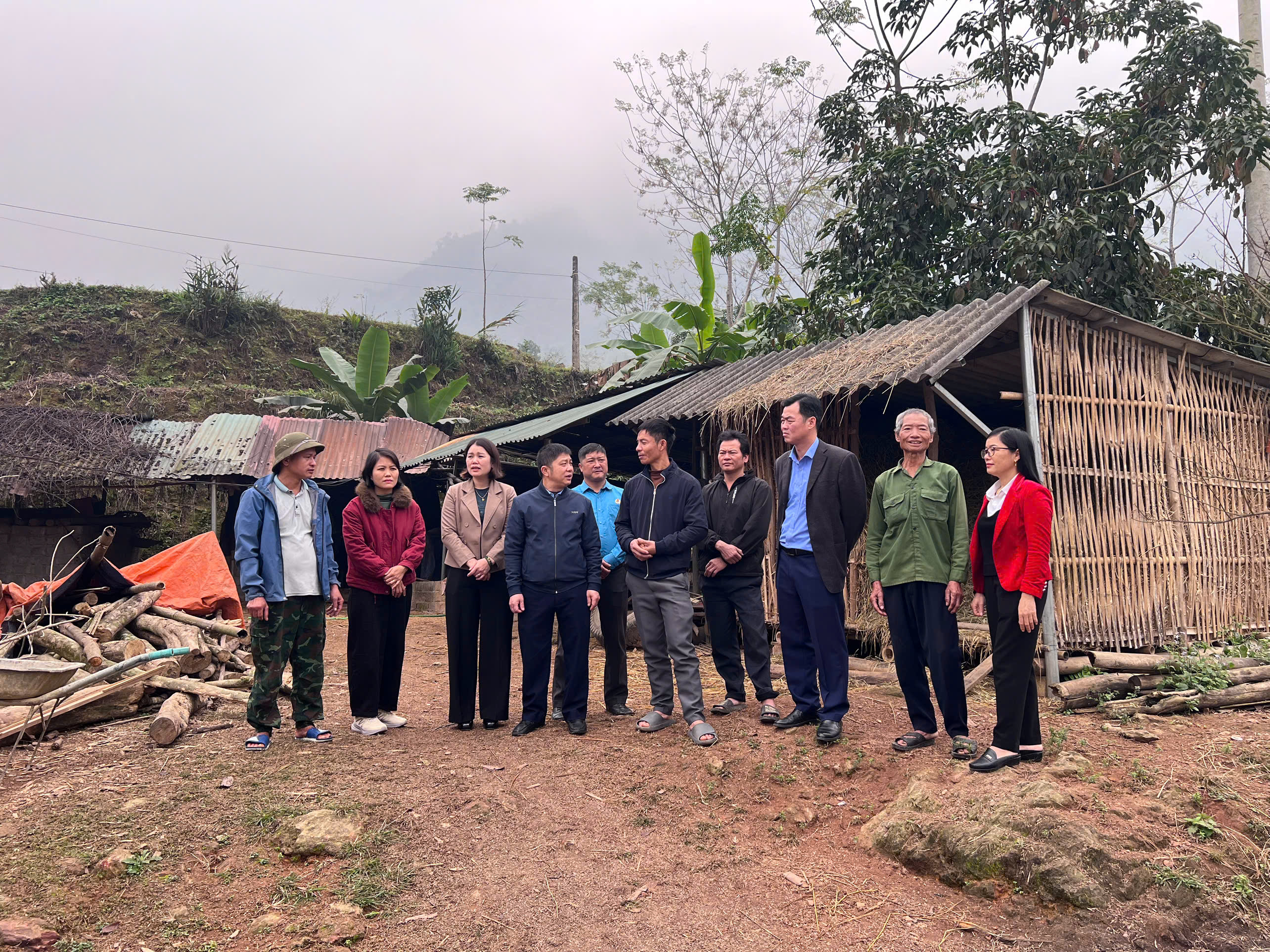 Trạm Chăn nuôi và Thú y khu vực 5 kiểm tra công tác phòng, chống đói rét cho vật nuôi trên địa bàn xã