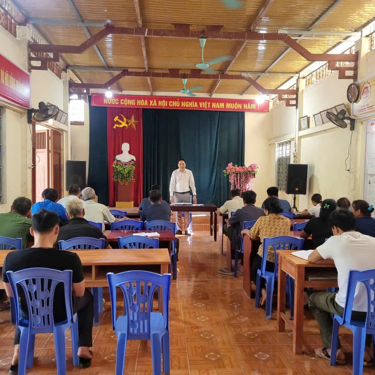 Các đồng chí Ủy viên Ban Thường vụ Đảng ủy,  Ủy viên Ban Chấp hành Đảng bộ xã dự sinh hoạt chi bộ thường kỳ tại các thôn