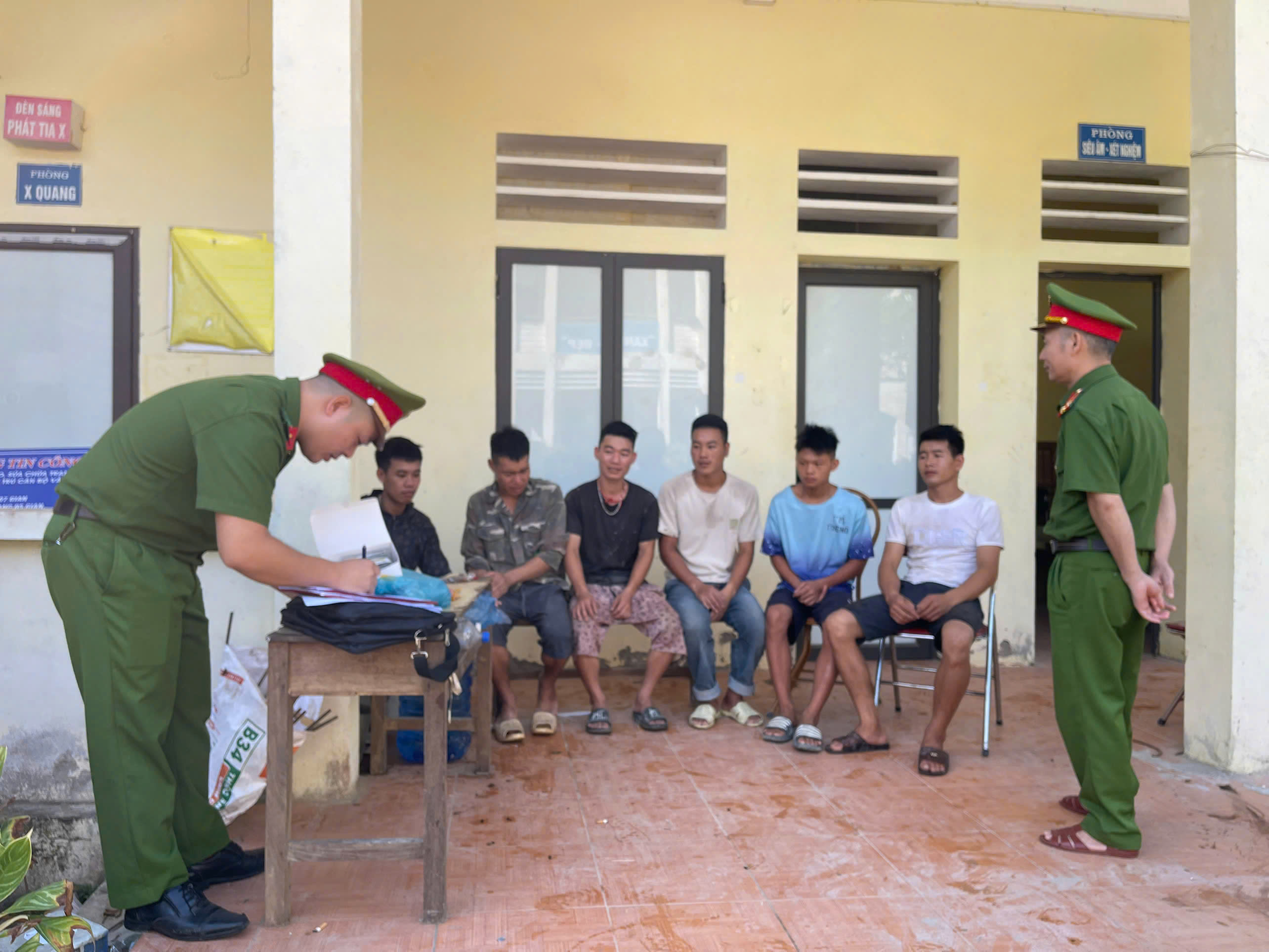 CÔNG AN XÃ TĂNG CƯỜNG KIỂM TRA, TEST MA TÚY ĐỐI VỚI CÔNG DÂN NGOÀI ĐỊA BÀN ĐẾN LAO ĐỘNG, LÀM THUÊ
