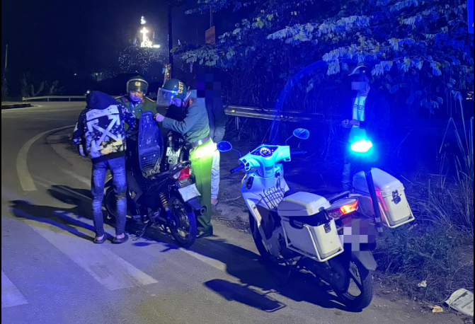 CÔNG AN PHƯỜNG NÔNG TIẾN TĂNG CƯỜNG CÔNG TÁC TUẦN TRA, KIỂM SOÁT BẢO ĐẢM TTATGT DỊP LỄ GIÁNG SINH NĂM 2025