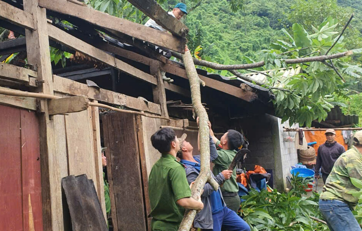 CÔNG AN XÃ TÁT NGÀ KỊP THỜI HỖ TRỢ NGƯỜI DÂN BỊ THIỆT HẠI DO THIÊN TAI