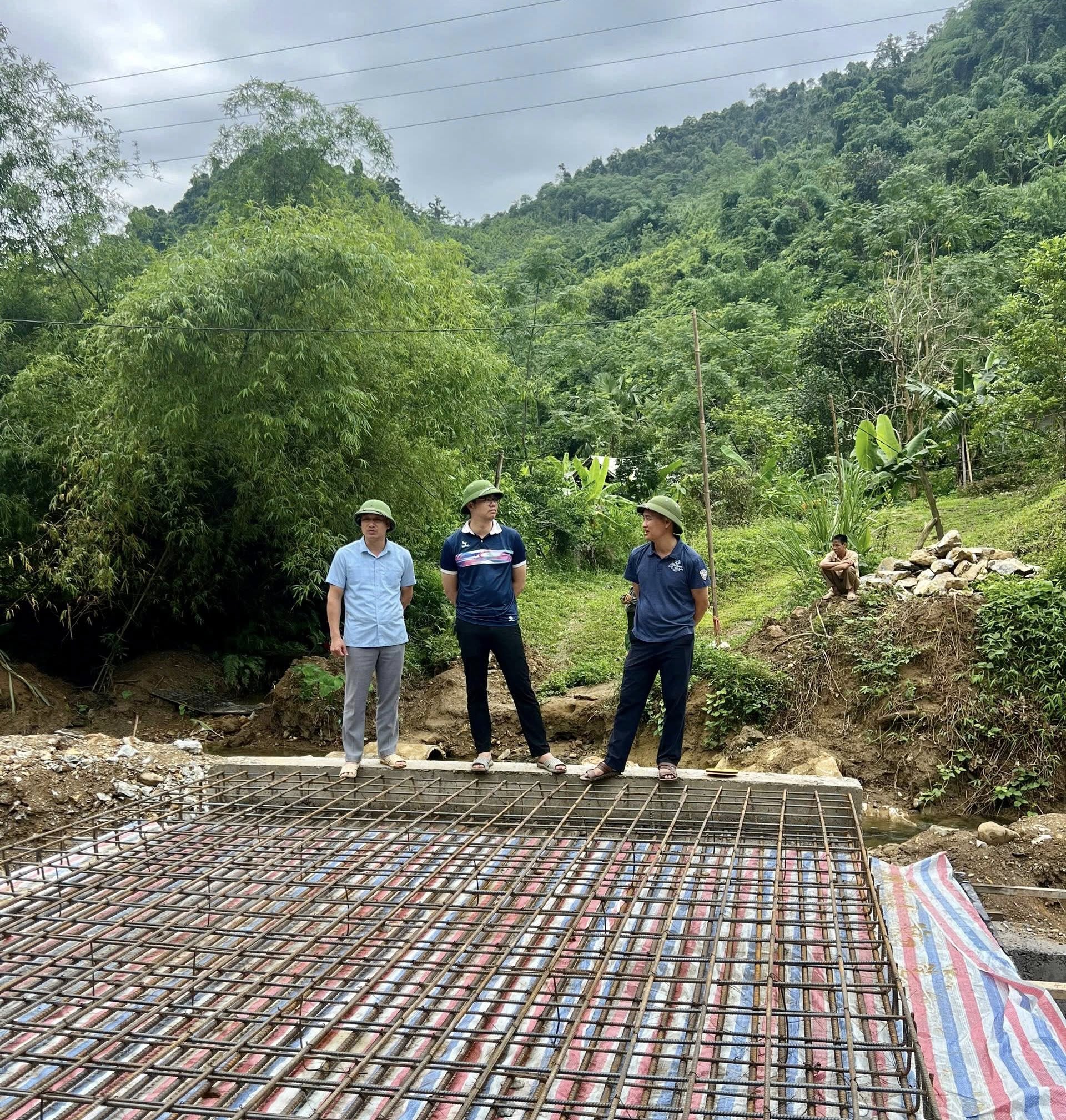 Đồng chí Bùi Mạnh Hùng, Chủ tịch UBND xã kiểm tra các công trình đầu tư công và vận động nhân dân hiến đất làm mương thủy lợi.
