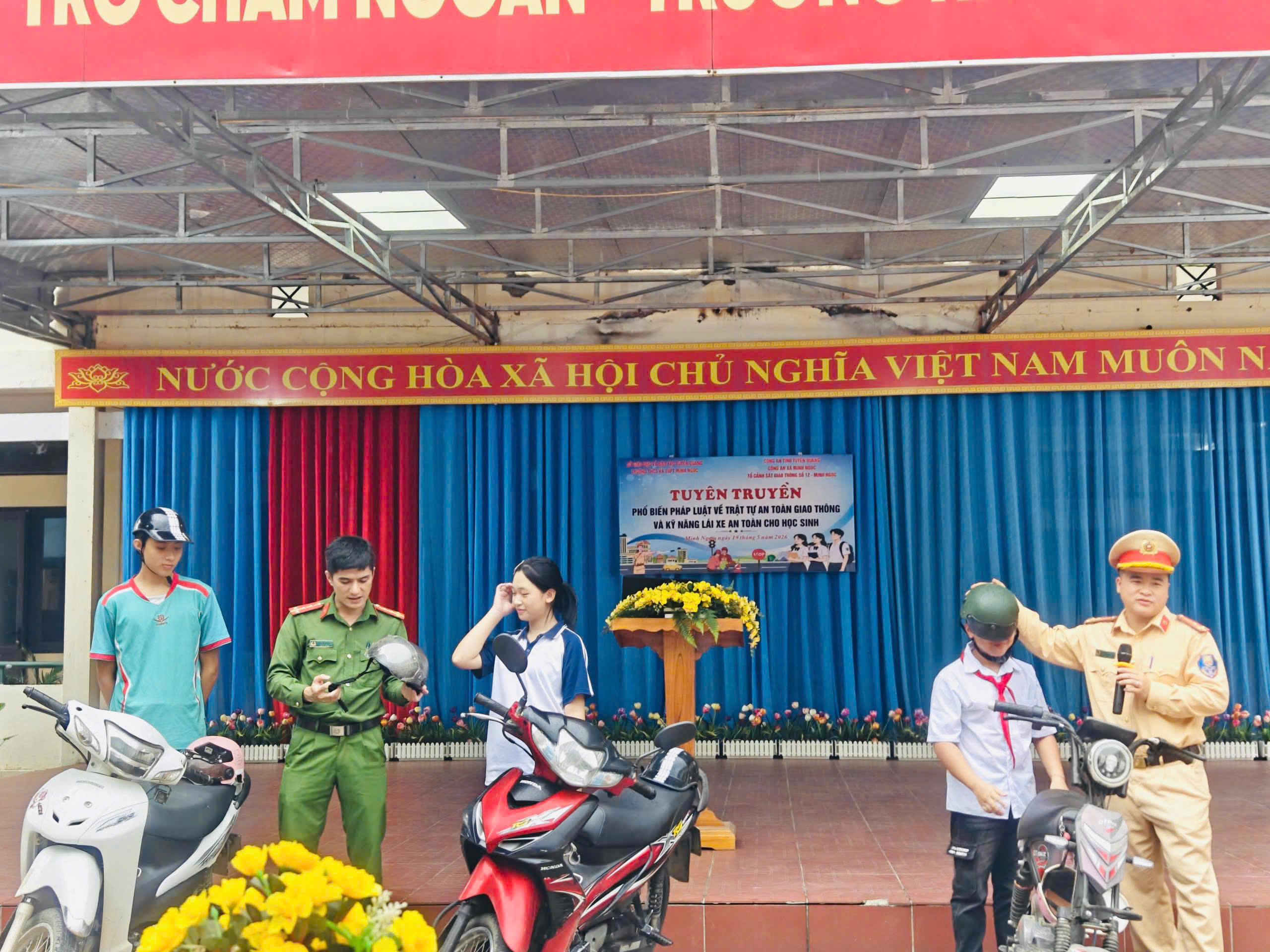 TUYÊN TRUYỀN PHÁP LUẬT VỀ TRẬT TỰ AN TOÀN GIAO THÔNG VÀ KỸ NĂNG LÁI XE AN TOÀN CHO HỌC SINH