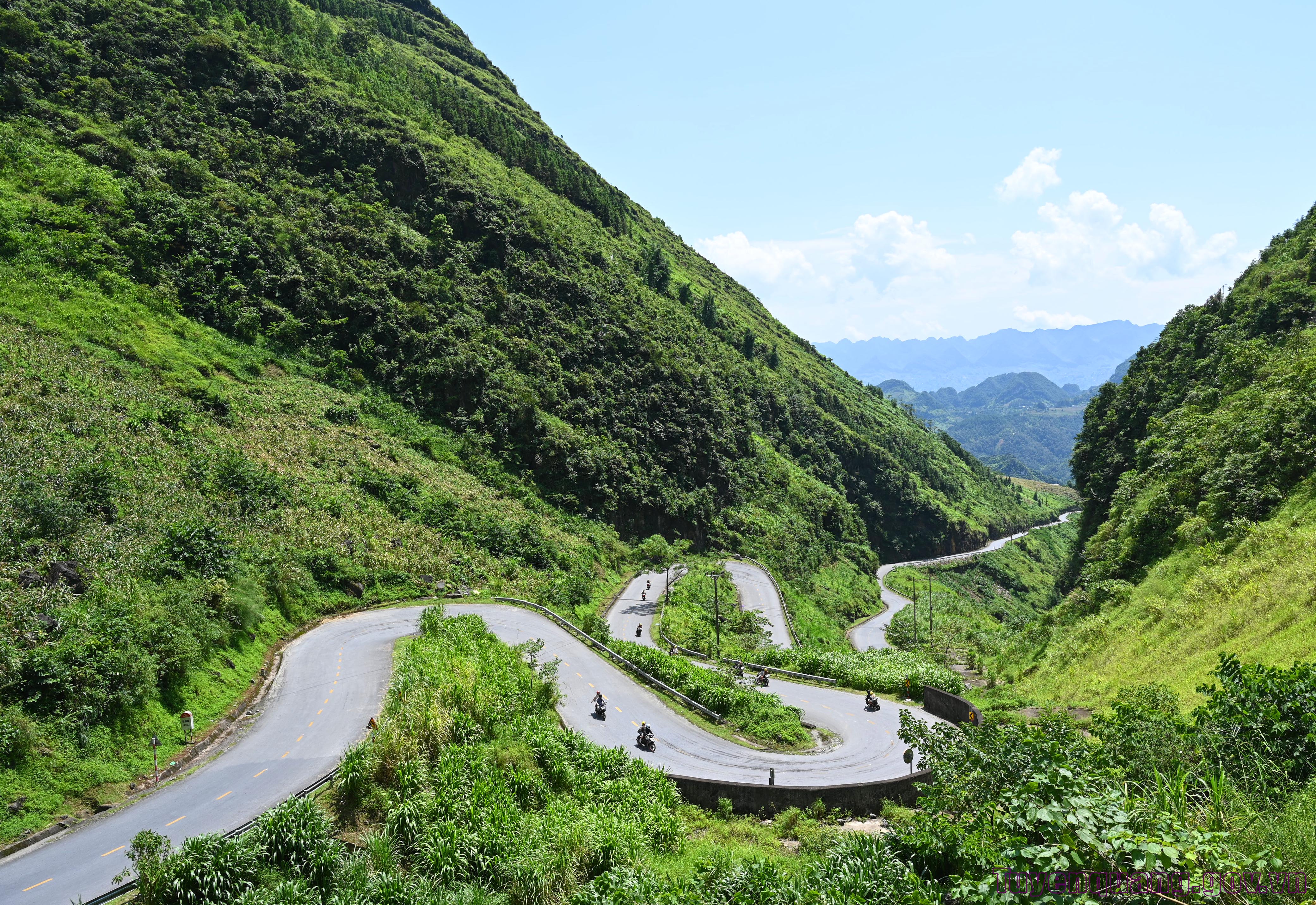 Dốc Thẩm Mã – Biểu tượng kiêu hãnh giữa cao nguyên đá, điểm nhấn phát triển du lịch vùng cao
