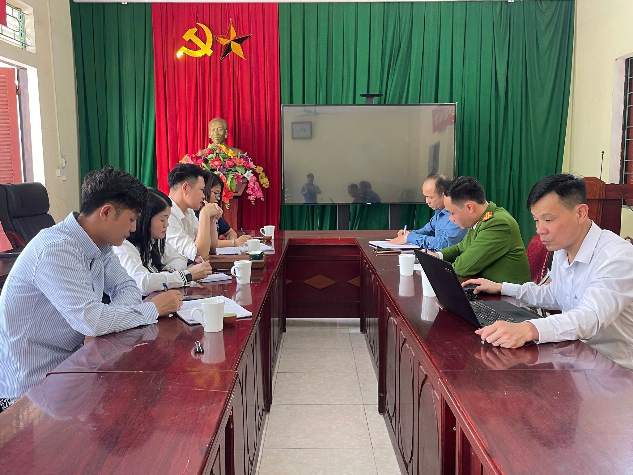 Tổ chức Trẻ em Rồng Xanh làm việc và tặng quà tại xã Lũng Phìn