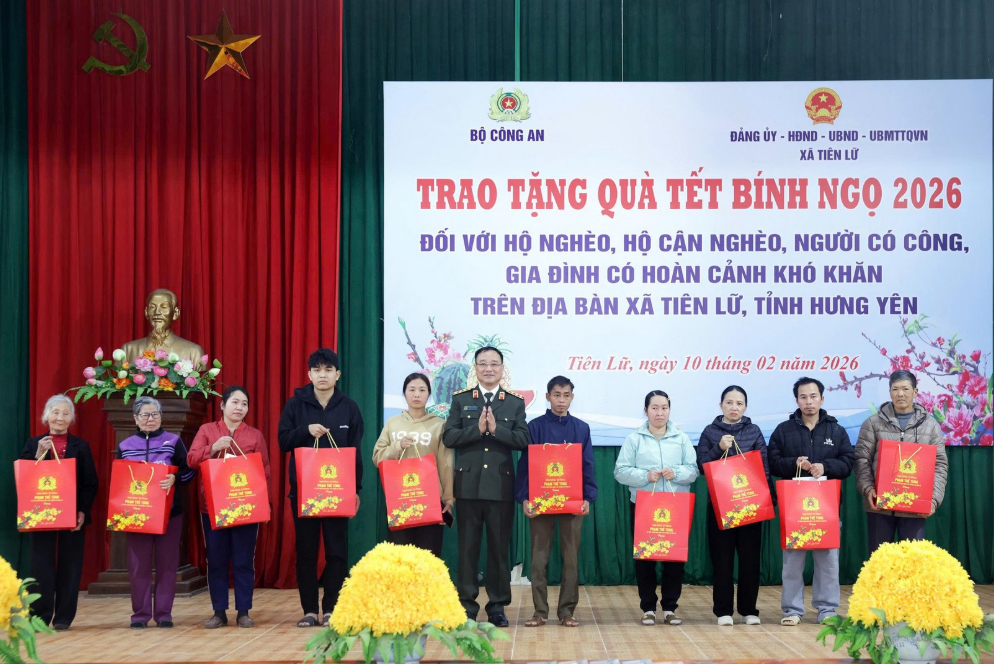 THỨ TRƯỞNG PHẠM THẾ TÙNG THĂM, TẶNG QUÀ NHÂN DÂN XÃ TIÊN LỮ, TỈNH HƯNG YÊN