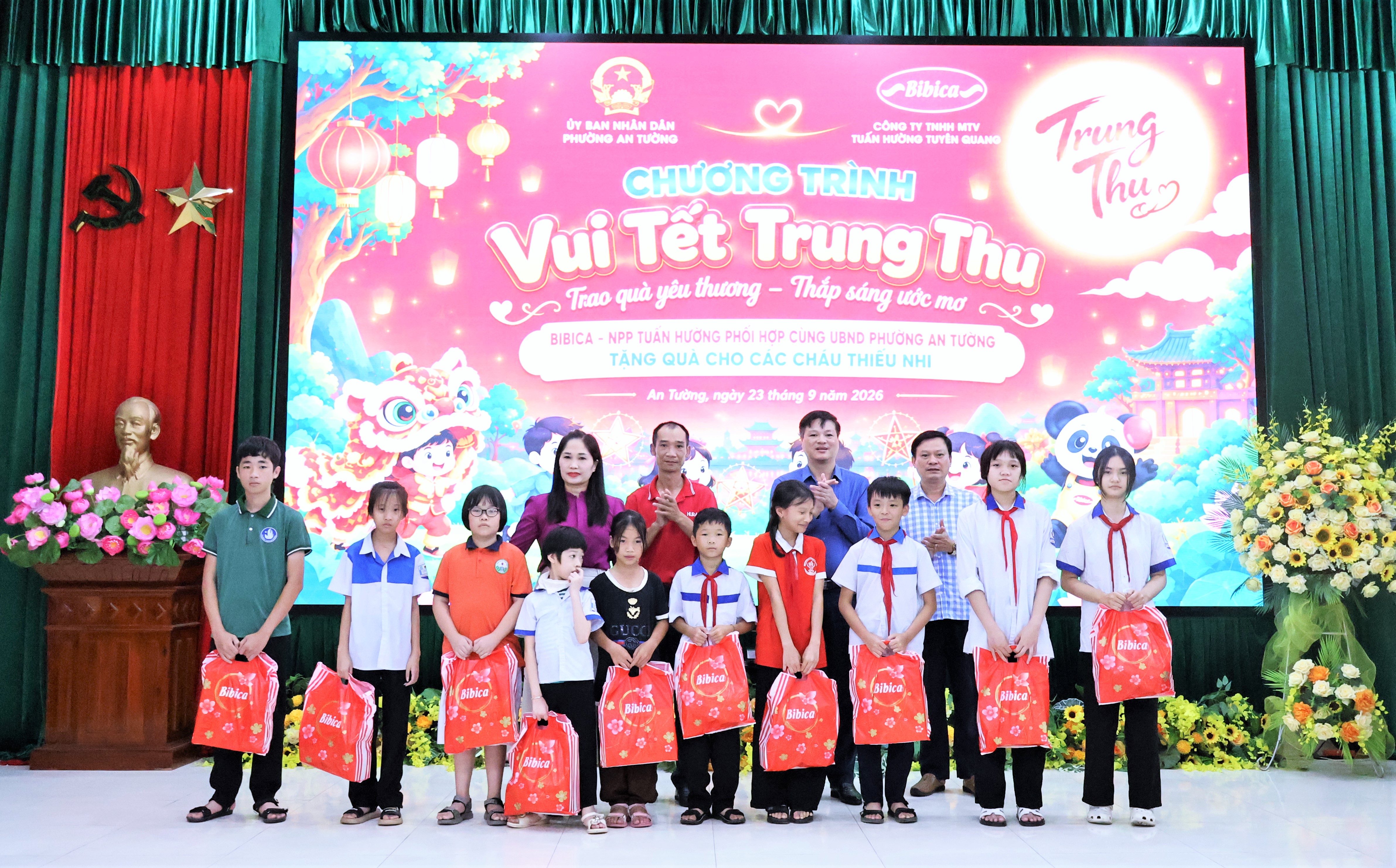 Ấm áp chương trình trao quà Trung thu cho thiếu nhi có hoàn cảnh khó khăn tại phường An Tường