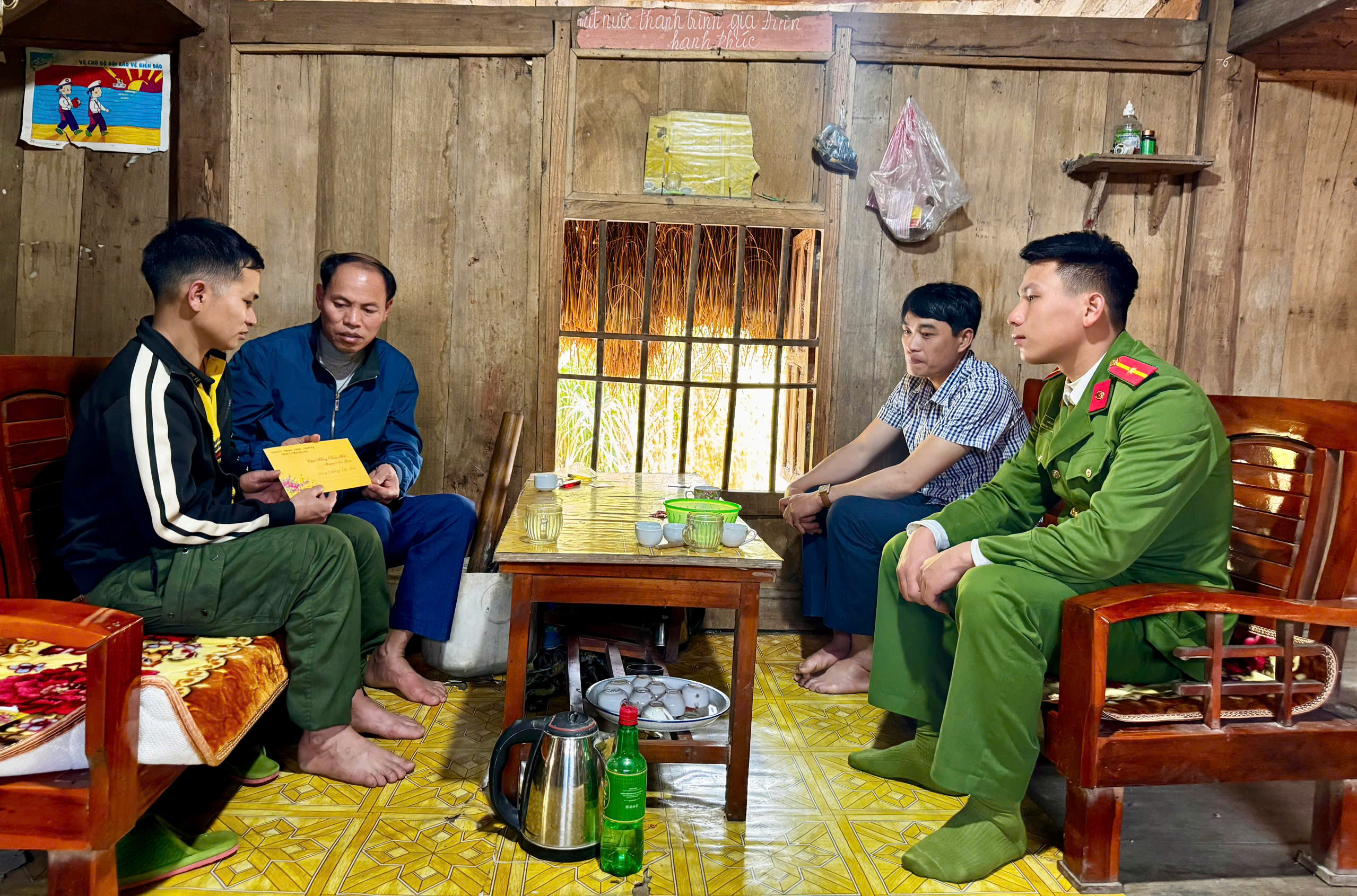 Đồng chí Nguyễn Văn Đỉnh thăm, tặng quà người có công nhân dịp Tết Nguyên đán và kiểm tra công tác chuẩn bị bầu cử