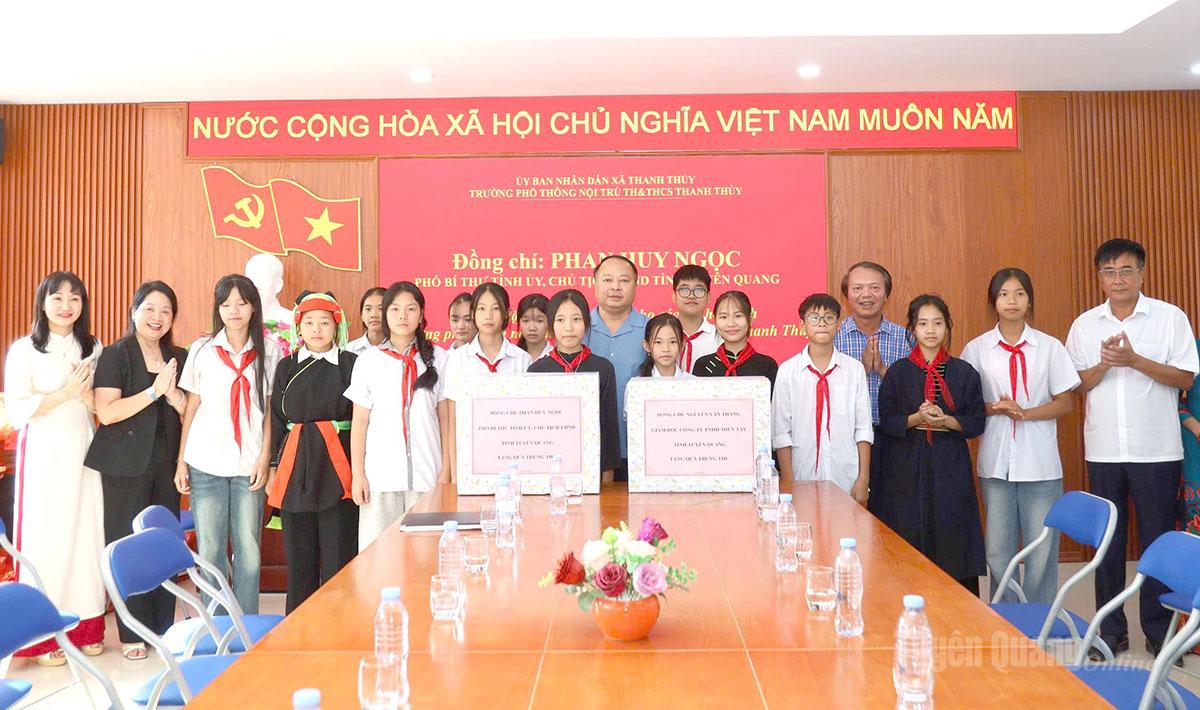 Chủ tịch UBND tỉnh Phan Huy Ngọc tặng quà Tết Trung thu tại một số đơn vị
