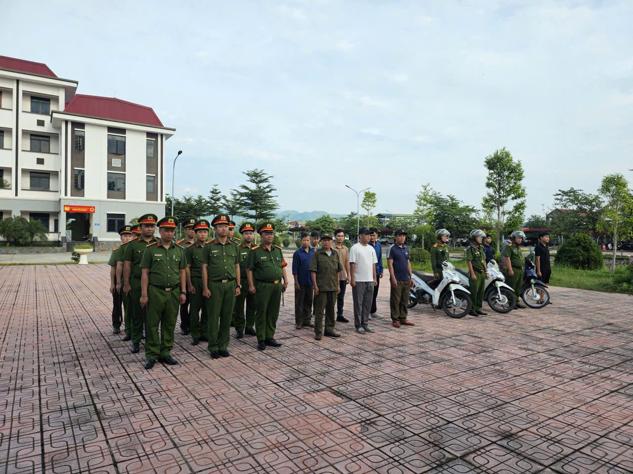 CÔNG AN XÃ SƠN DƯƠNG DIỄN TẬP PHƯƠNG ÁN BẢO VỆ TRỤ SỞ, NÂNG CAO NĂNG LỰC XỬ LÝ CÁC TÌNH HUỐNG PHỨC TẠP VỀ AN NINH, TRẬT TỰ