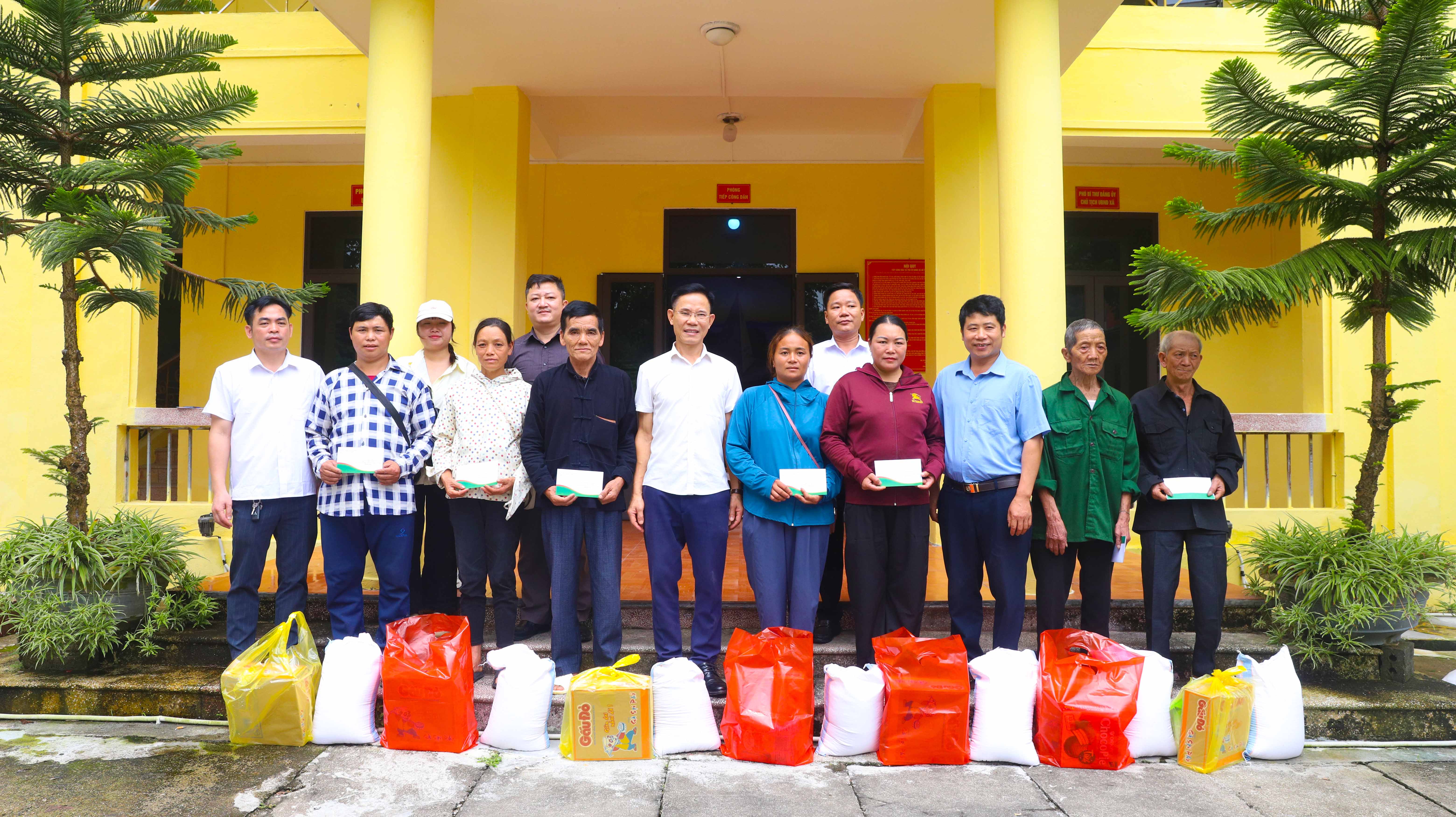 BỆNH VIỆN ĐA KHOA HÀ GIANG TỔ CHỨC TẶNG QUÀ GIA ĐÌNH CHÍNH SÁCH VÀ KHẢO SÁT MỘT SỐ CÔNG TRÌNH TẠI XÃ HỒ THẦU