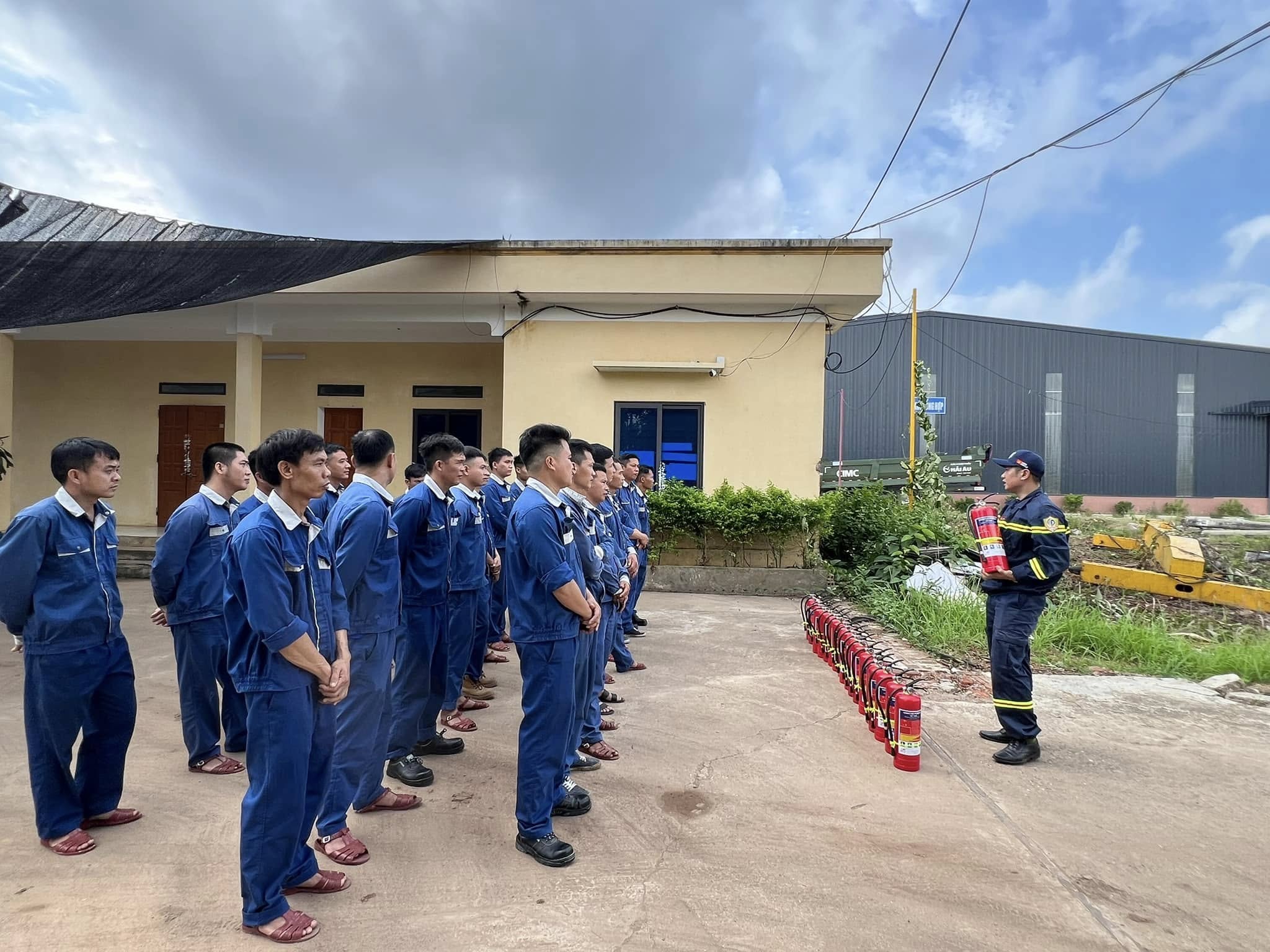 HUẤN LUYỆN NGHIỆP VỤ VÀ THỰC TẬP PHƯƠNG ÁN CHỮA CHÁY, CNCH TẠI CÔNG TY CỔ PHẦN HỒNG PHÁT TUYÊN QUANG