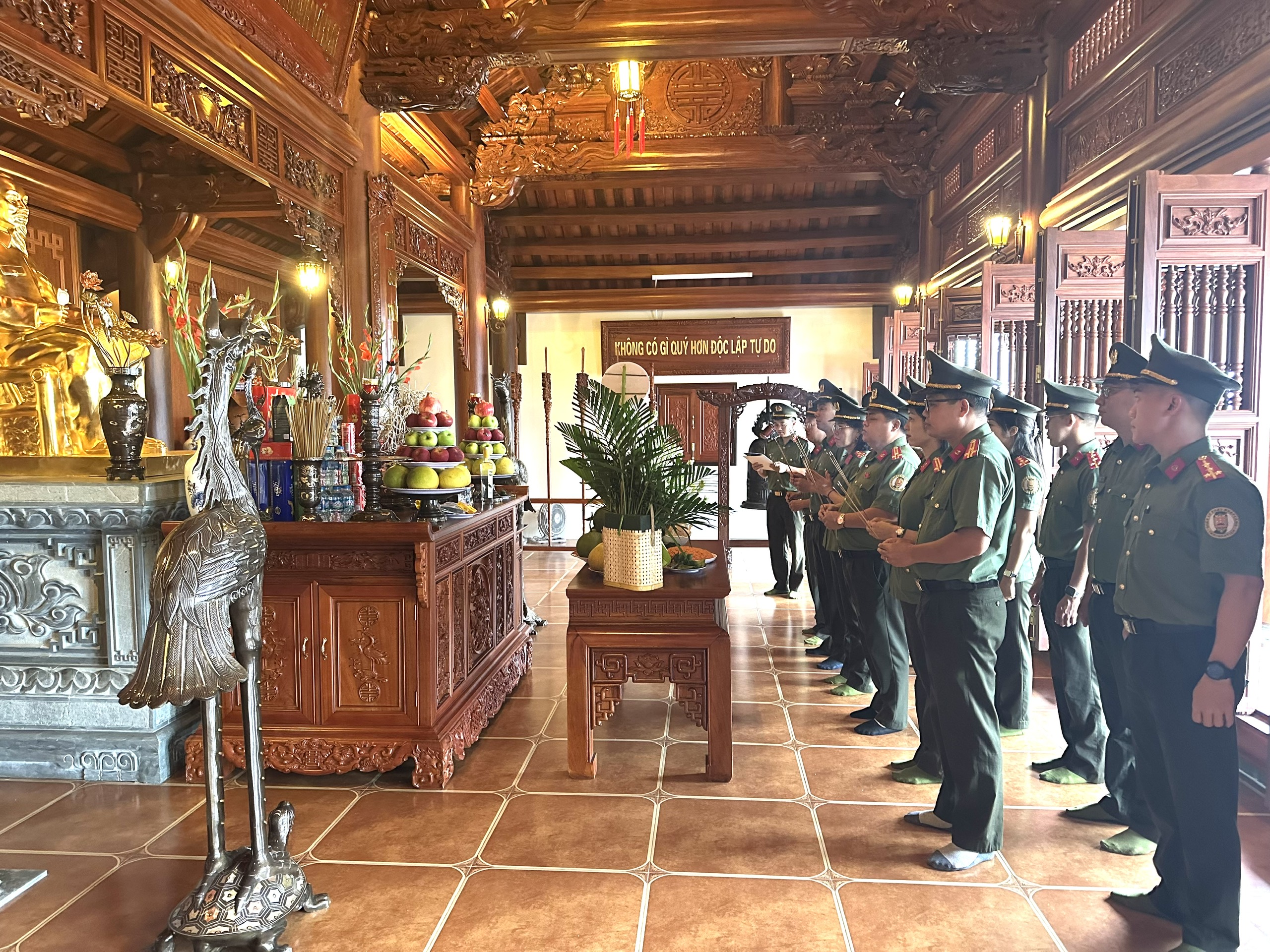 SINH HOẠT CHÍNH TRỊ DÂNG HƯƠNG TẠI NHÀ TƯỞNG NIỆM  BÁC HỒ, CÔNG AN TỈNH TUYÊN QUANG