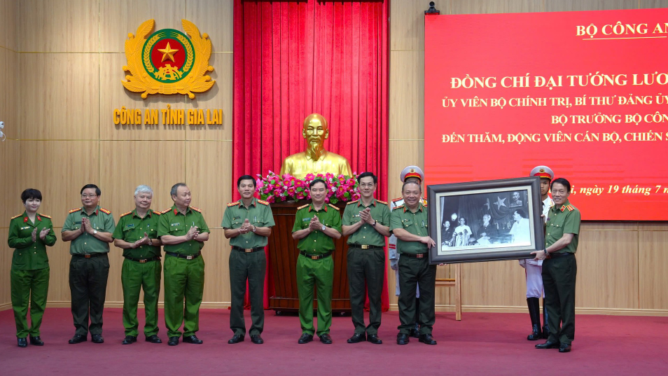 BỘ TRƯỞNG LƯƠNG TAM QUANG THĂM, ĐỘNG VIÊN CÁN BỘ, CHIẾN SĨ CÔNG AN TỈNH GIA LAI