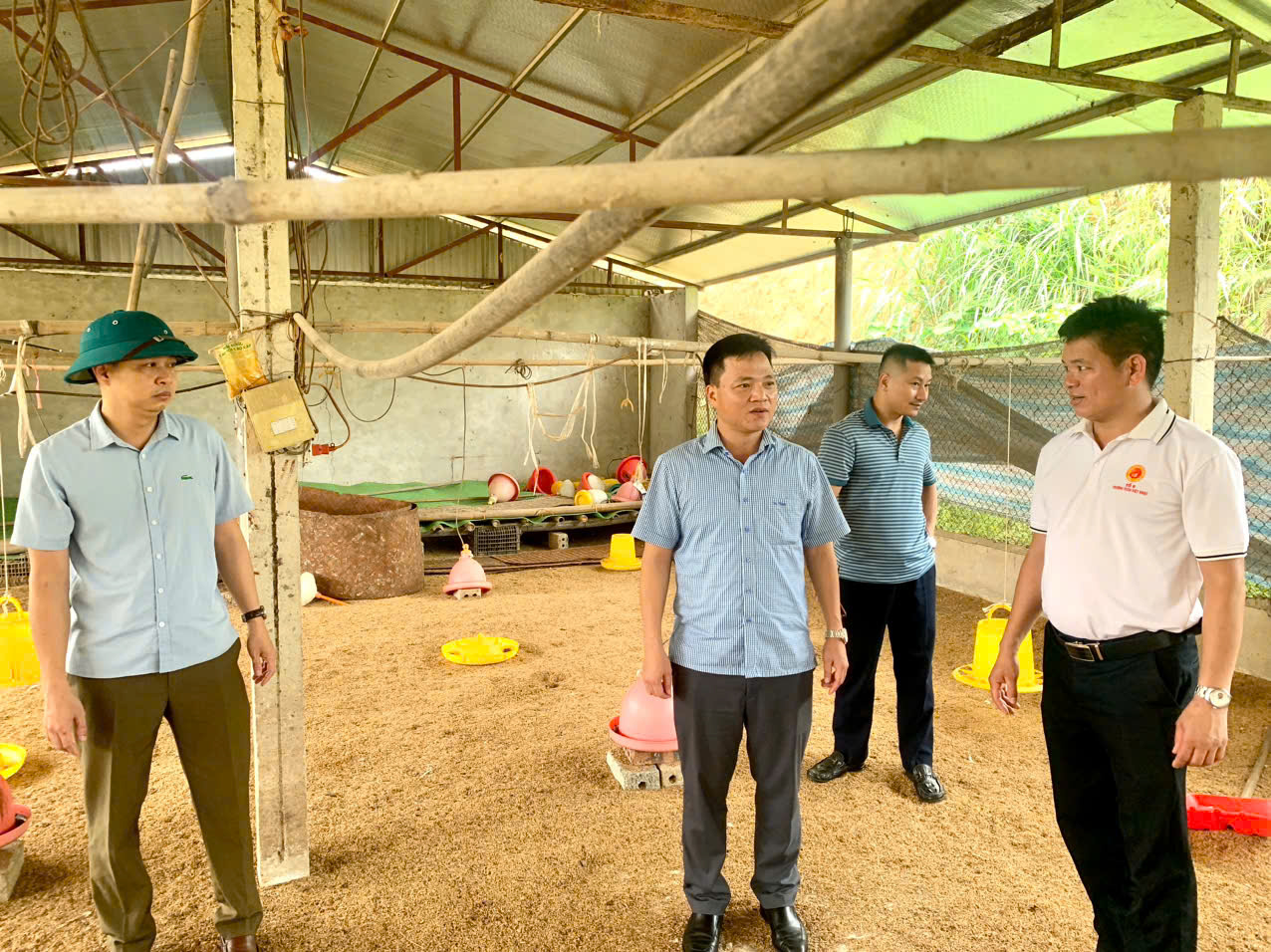 Các đồng chí lãnh đạo UBND xã Đông Thọ thăm mô hình chăn nuôi tiêu biểu và hộ gia đình chuyển đổi con giống trên địa bàn xã.