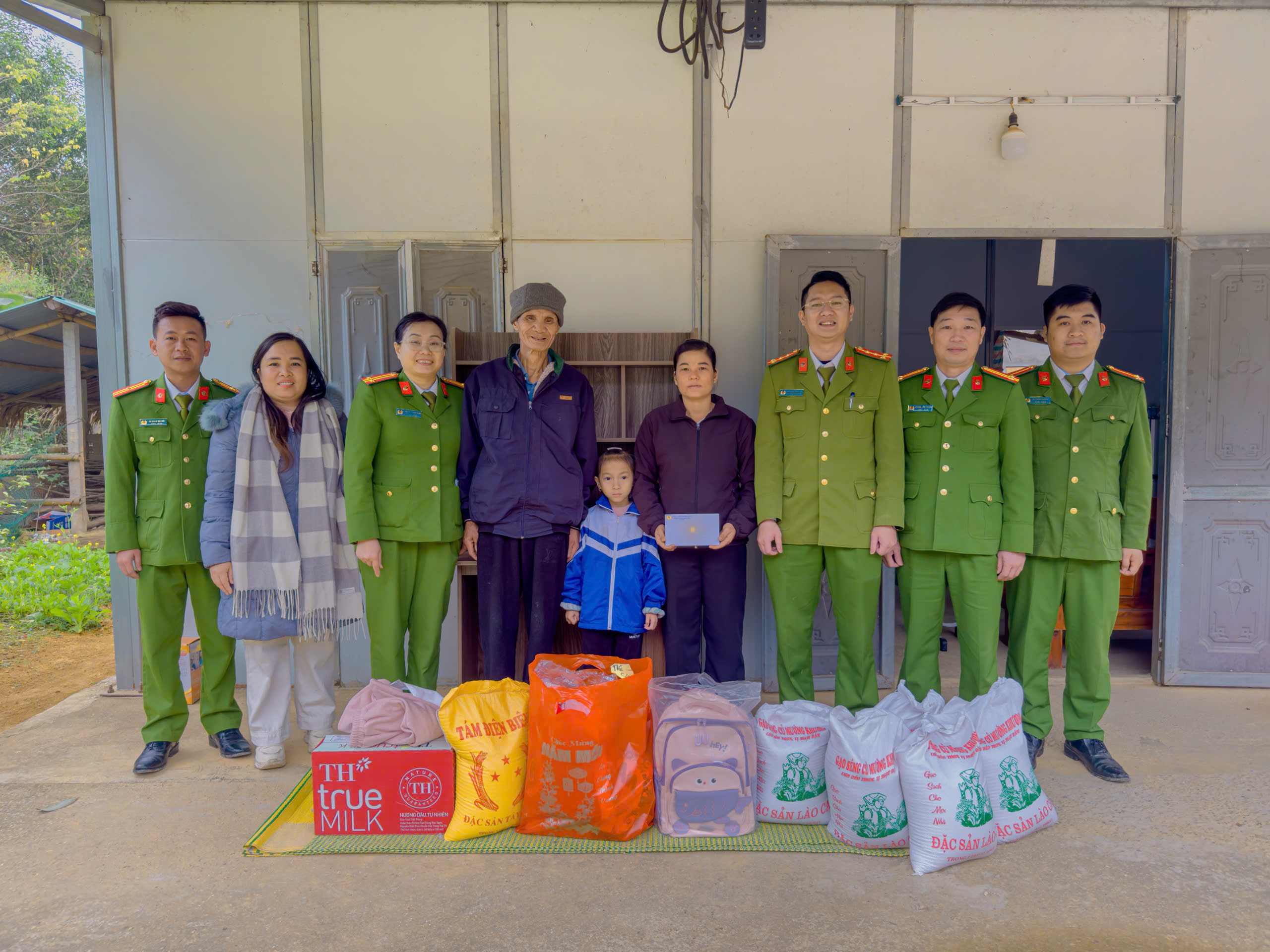 CÔNG AN XÃ THÁI SƠN: ẤM ÁP CHƯƠNG TRÌNH THĂM HỎI VÀ TẶNG QUÀ “CON NUÔI CÔNG AN XÃ”