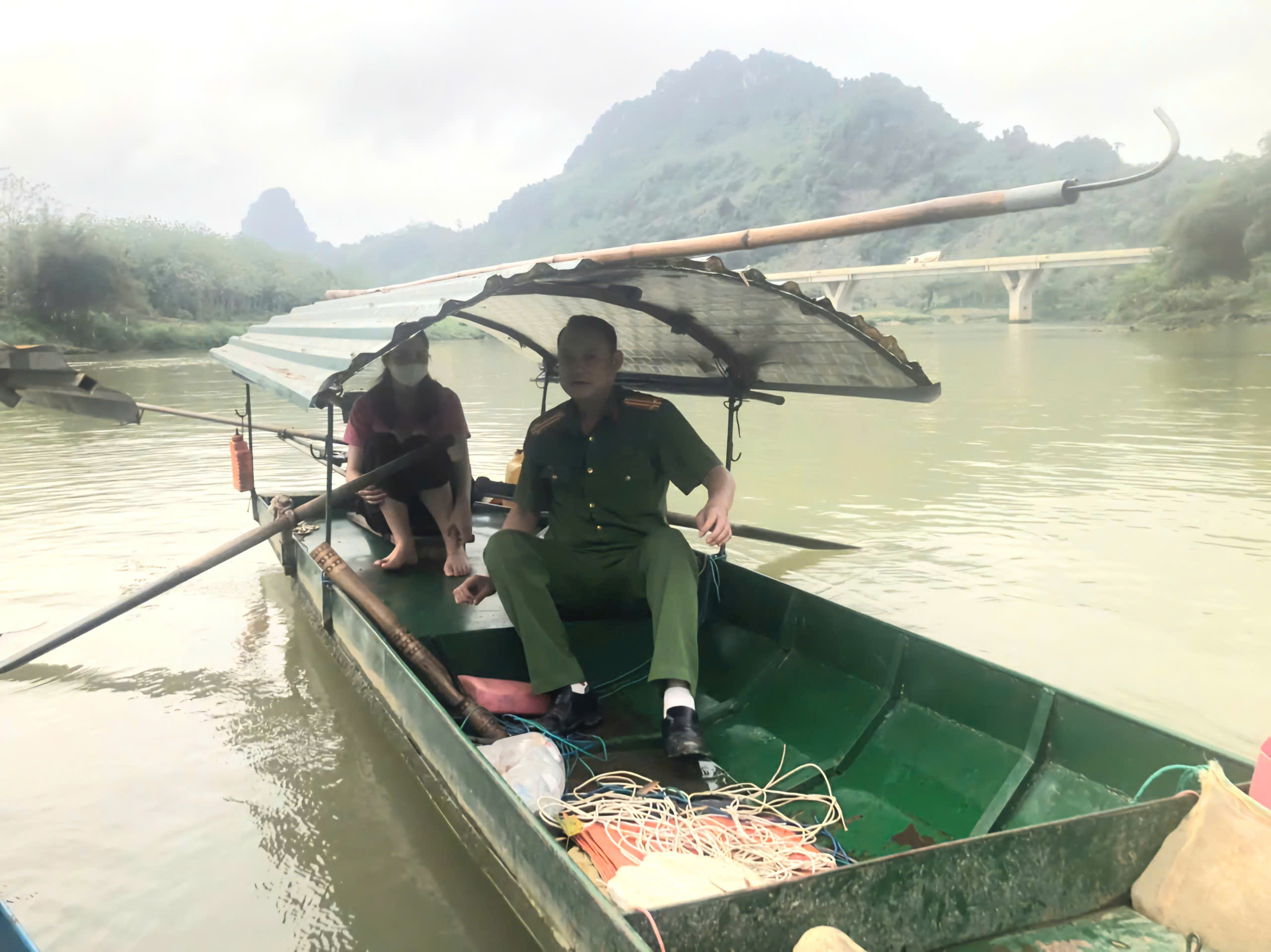 CÔNG AN XÃ VĨNH TUY TUẦN TRA KIỂM SOÁT TRÊN TUYẾN SÔNG LÔ 