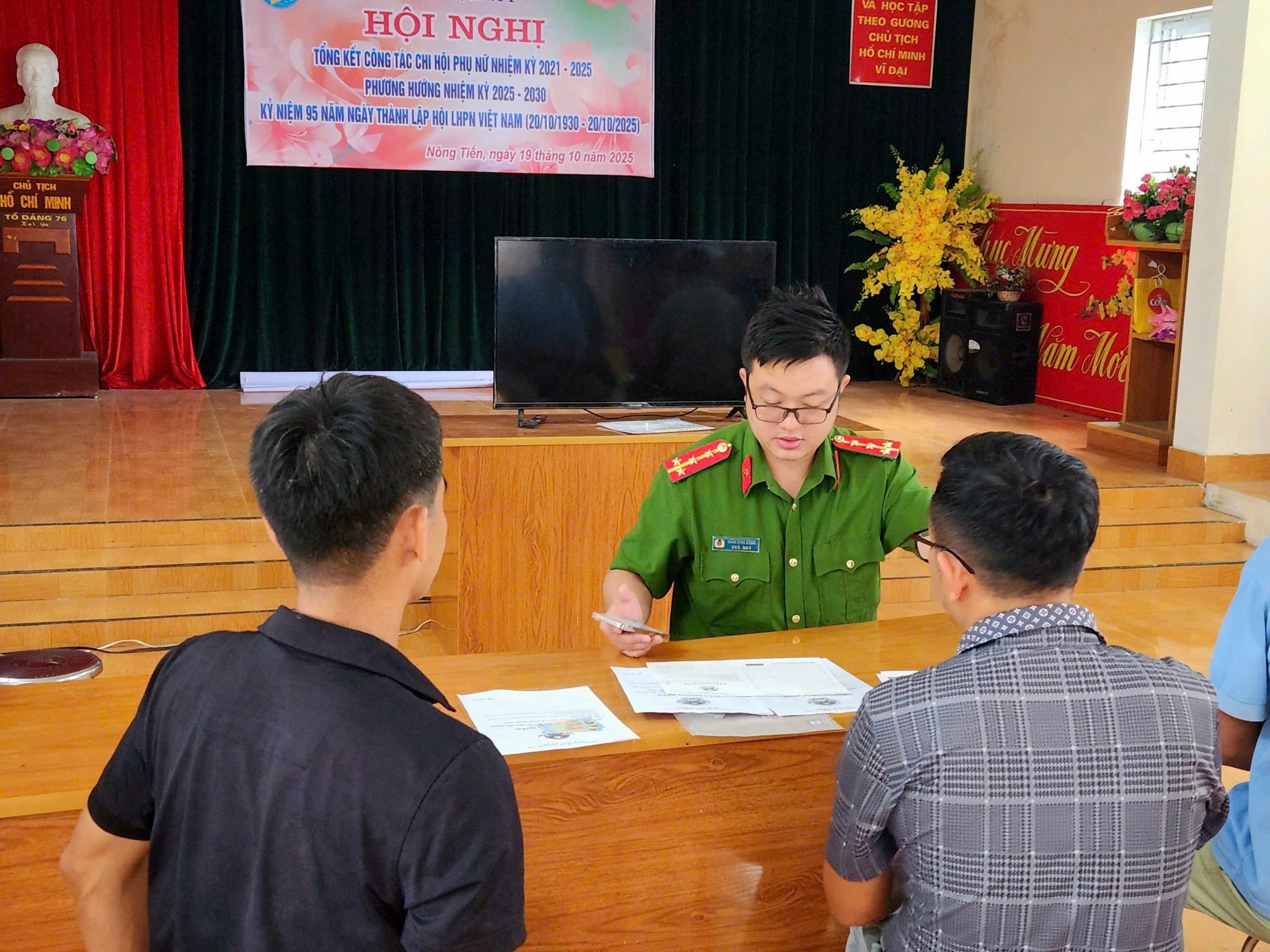 CÔNG AN PHƯỜNG NÔNG TIẾN CHUNG TAY CÙNG NGƯỜI DÂN: CHIẾN DỊCH LÀM GIÀU, LÀM SẠCH DỮ LIỆU ĐẤT ĐAI