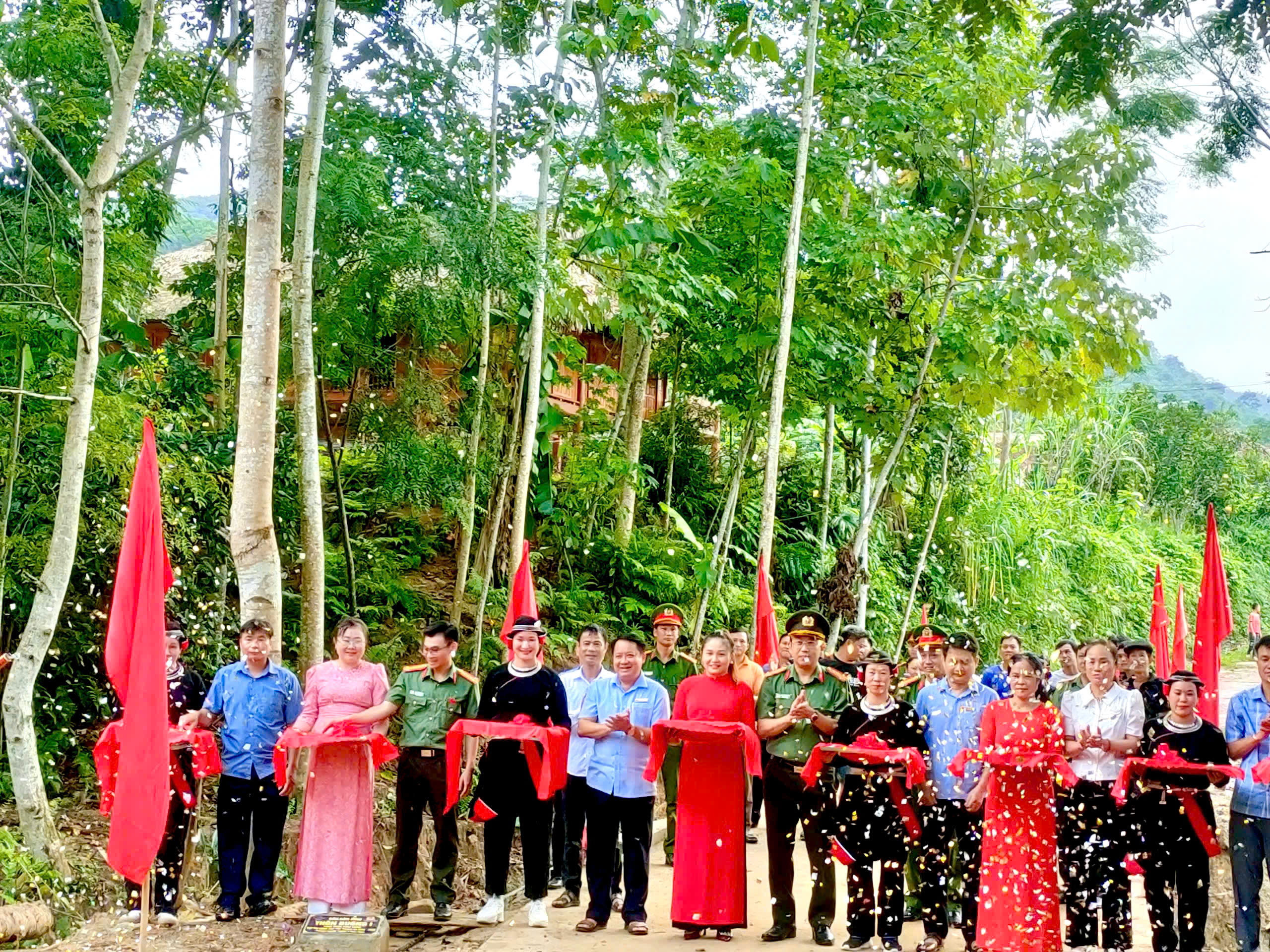 KHÁNH THÀNH CẦU DÂN SINH – VƠI BỚT NỖI LO TRƯỚC MÙA LŨ