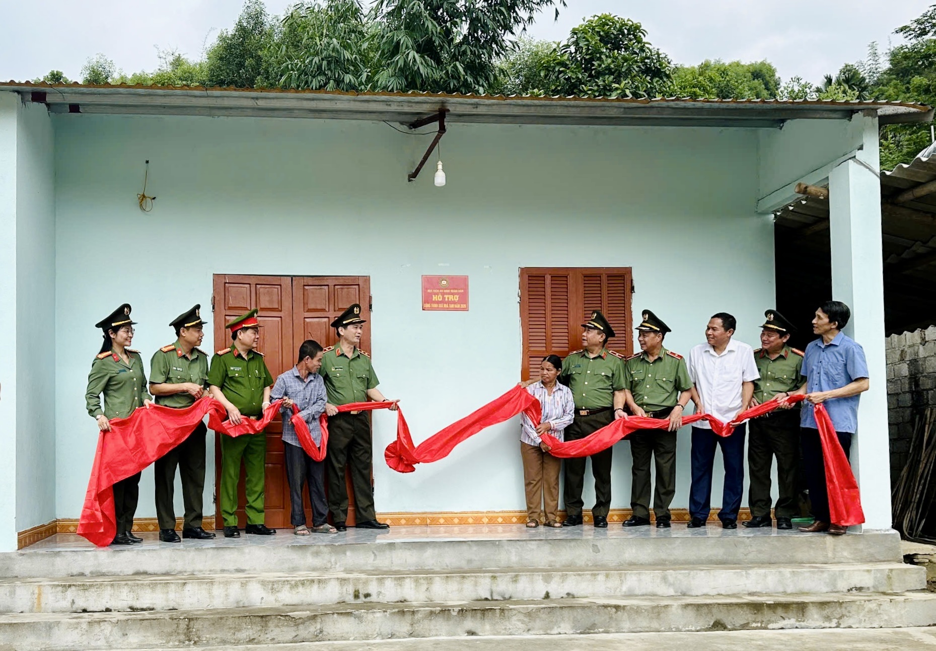 Học viện An ninh nhân dân gắn biển công trình xóa nhà tạm tại xã Minh Thanh